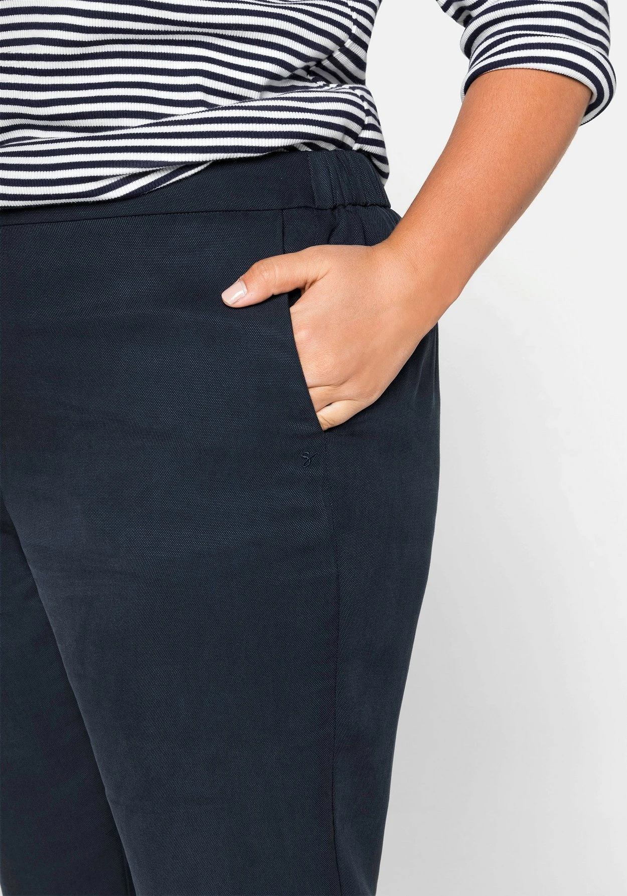 Sheego Gerade Hose Mit Seitenschlitzen Aus TENCEL™ Lyocell – Bild 7