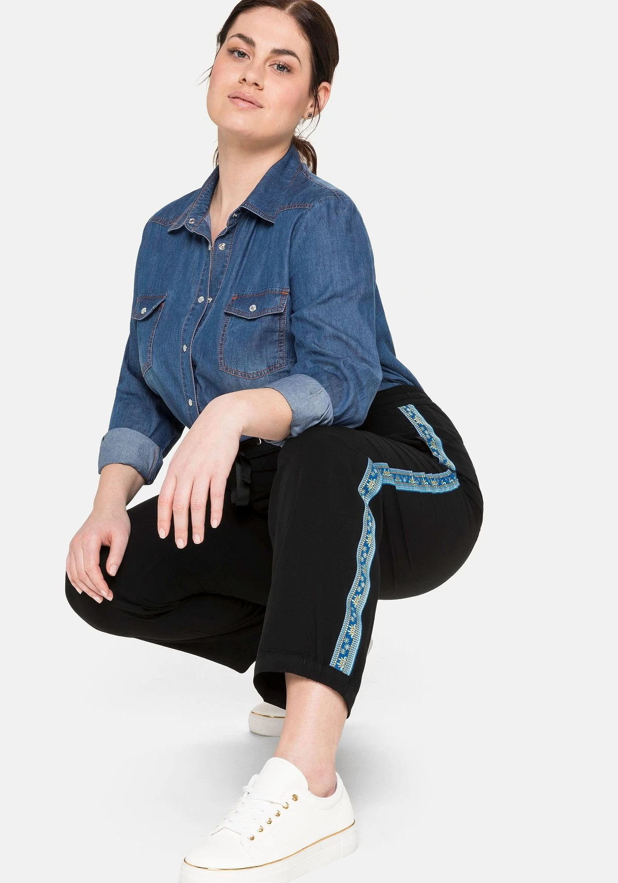 Sheego Joggpants Mit Seitlichem Tape Und Bindeband – Bild 7