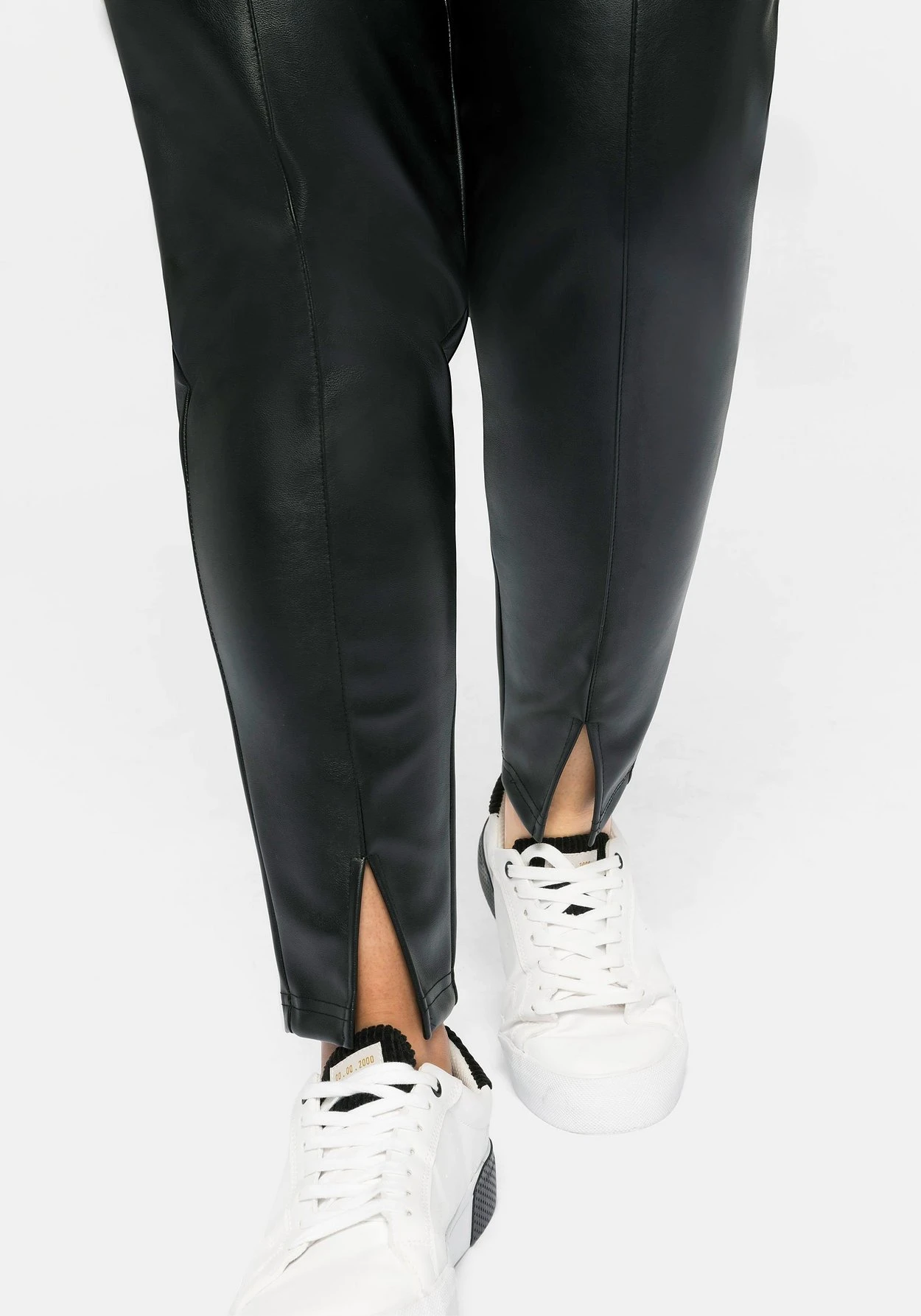 Sheego Leggings In Lederoptik, Mit Schlitz Am Saum – Bild 7