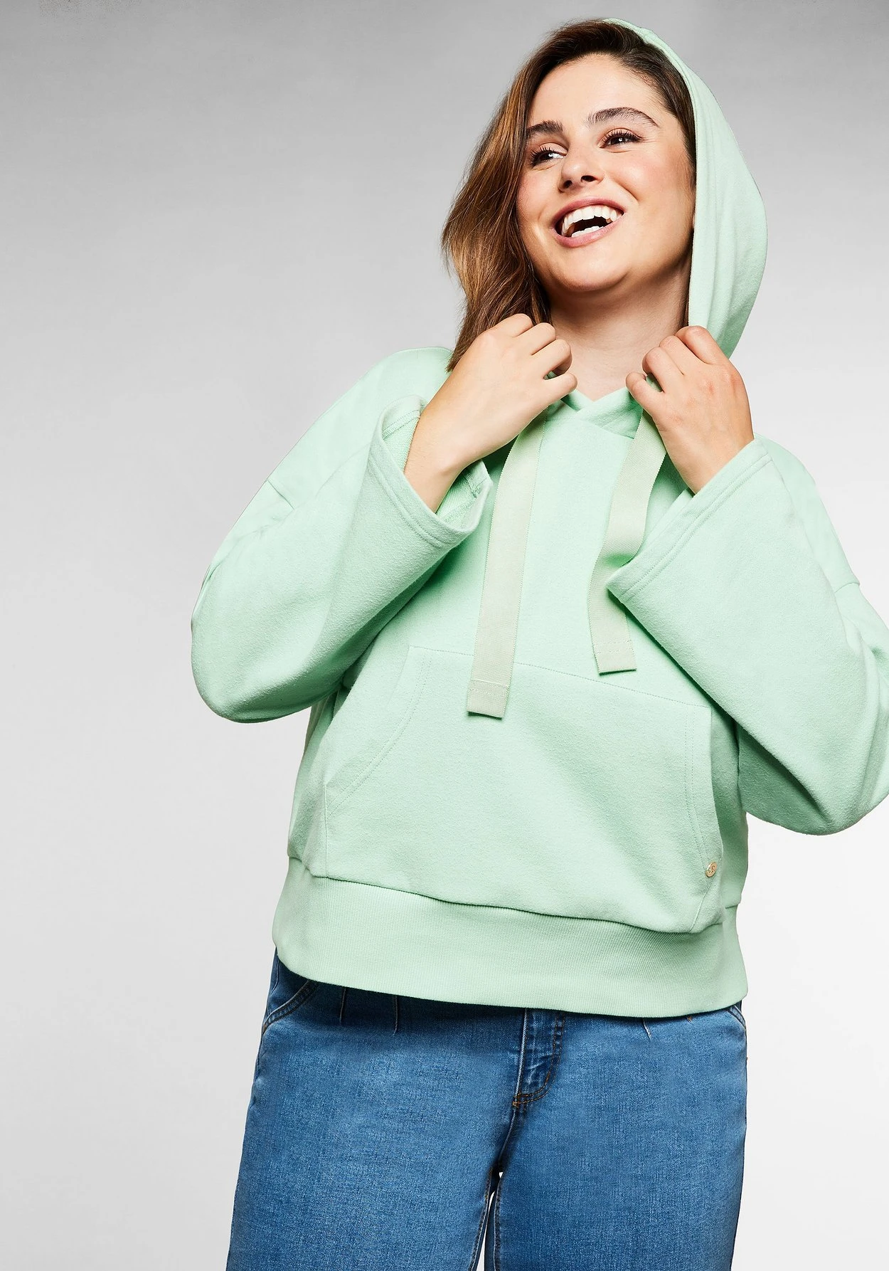 Sheego Kapuzensweatshirt In Kurzer, Weiter Form – Bild 6