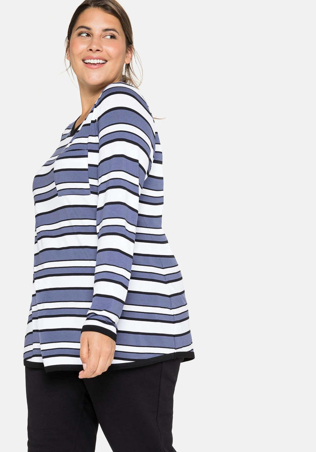 Sheego Langarmshirt Mit Ringelmuster Und Brusttasche – Bild 2