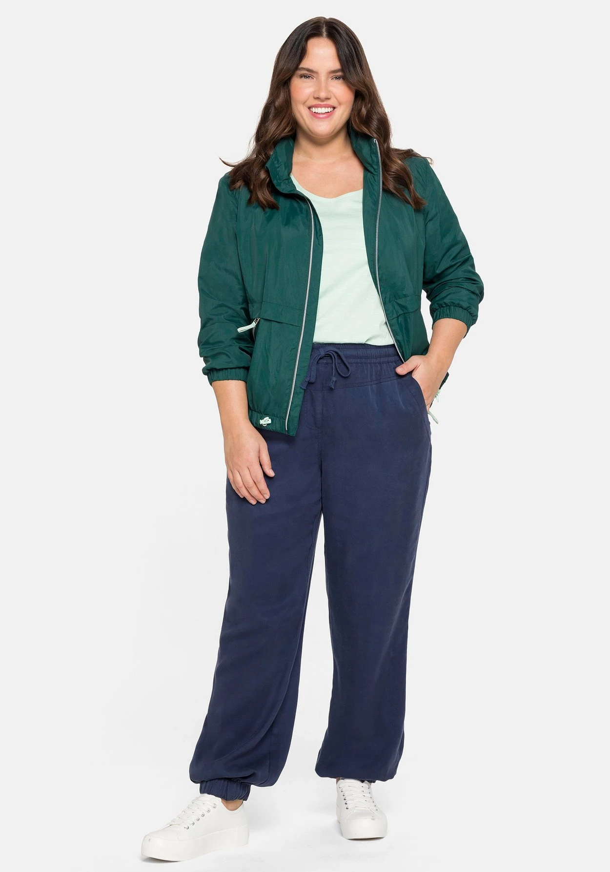 Sheego Windbreaker Mit Kapuze, In Kleiner Tasche Verstaubar – Bild 4