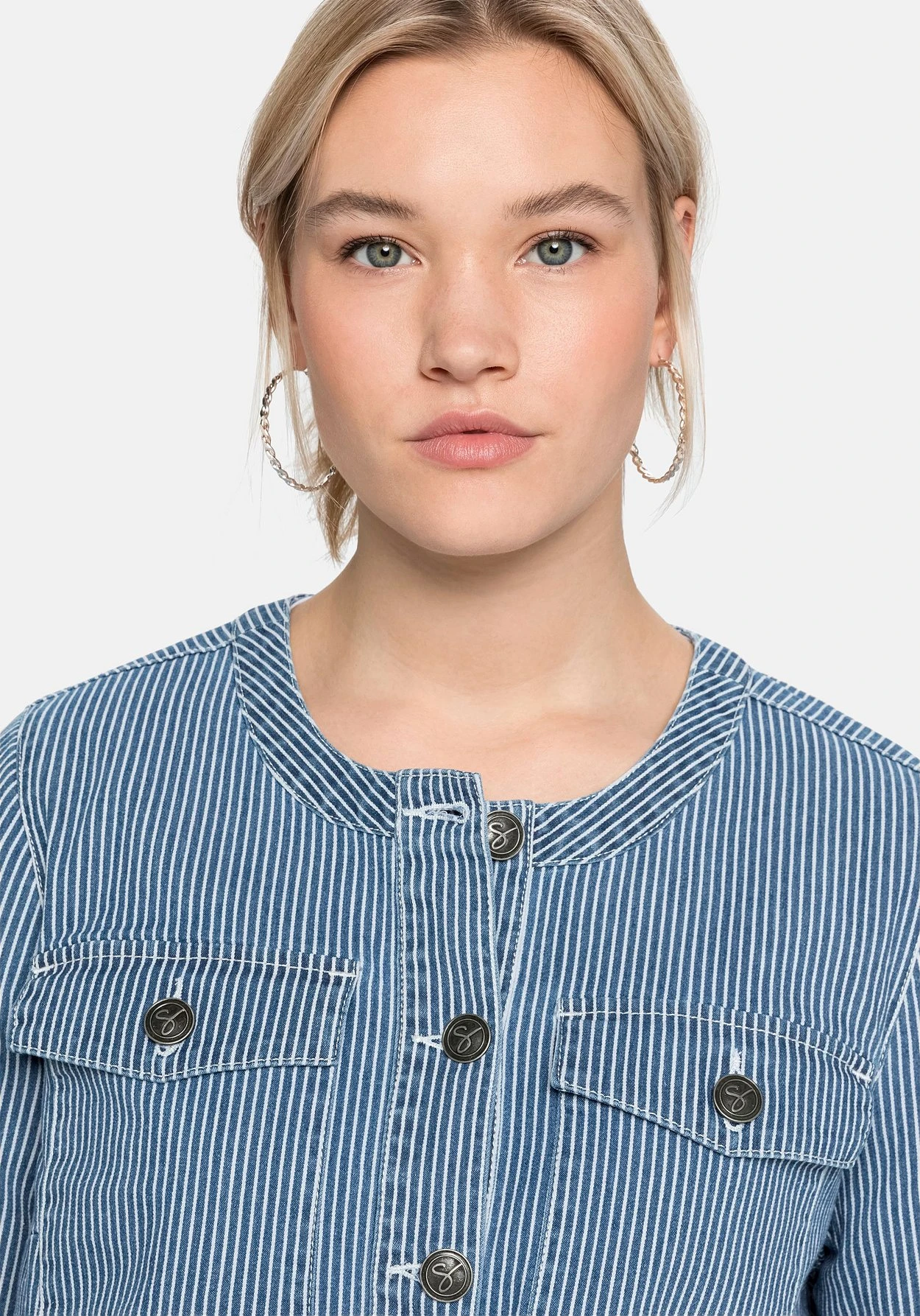 Sheego Jeansjacke Mit Streifen,in Kragenloser Form – Bild 5