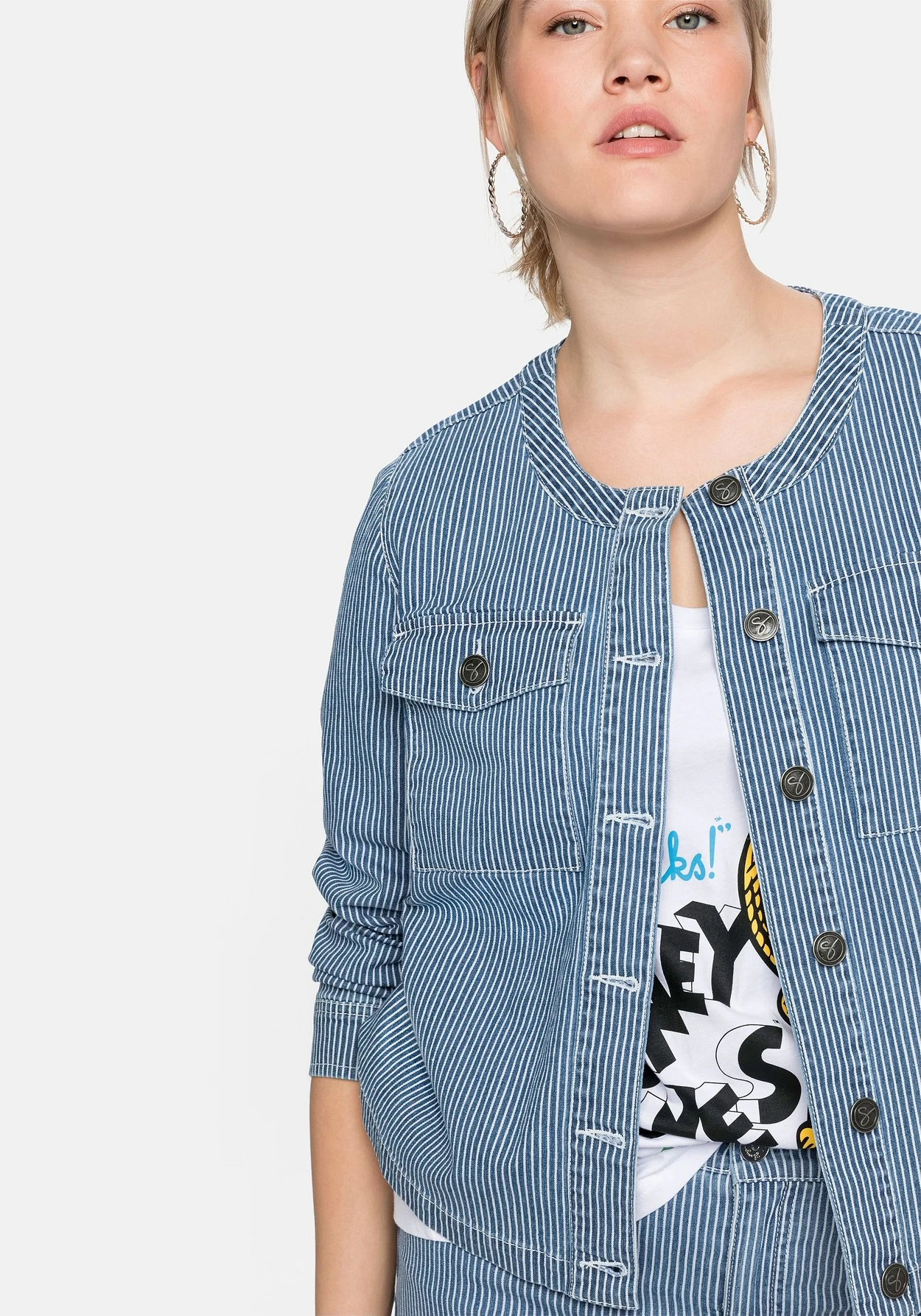 Sheego Jeansjacke Mit Streifen,in Kragenloser Form – Bild 6