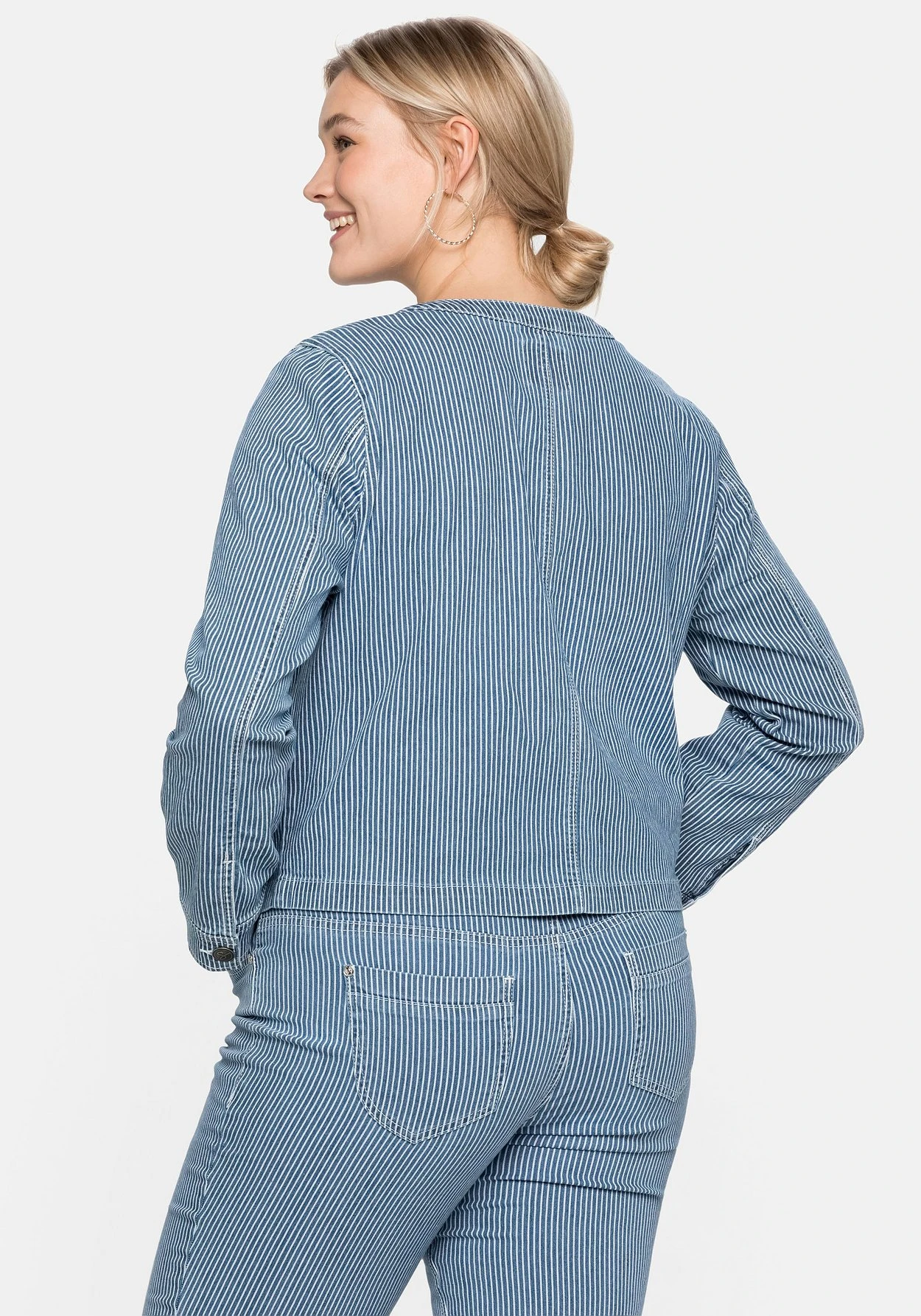 Sheego Jeansjacke Mit Streifen,in Kragenloser Form – Bild 2