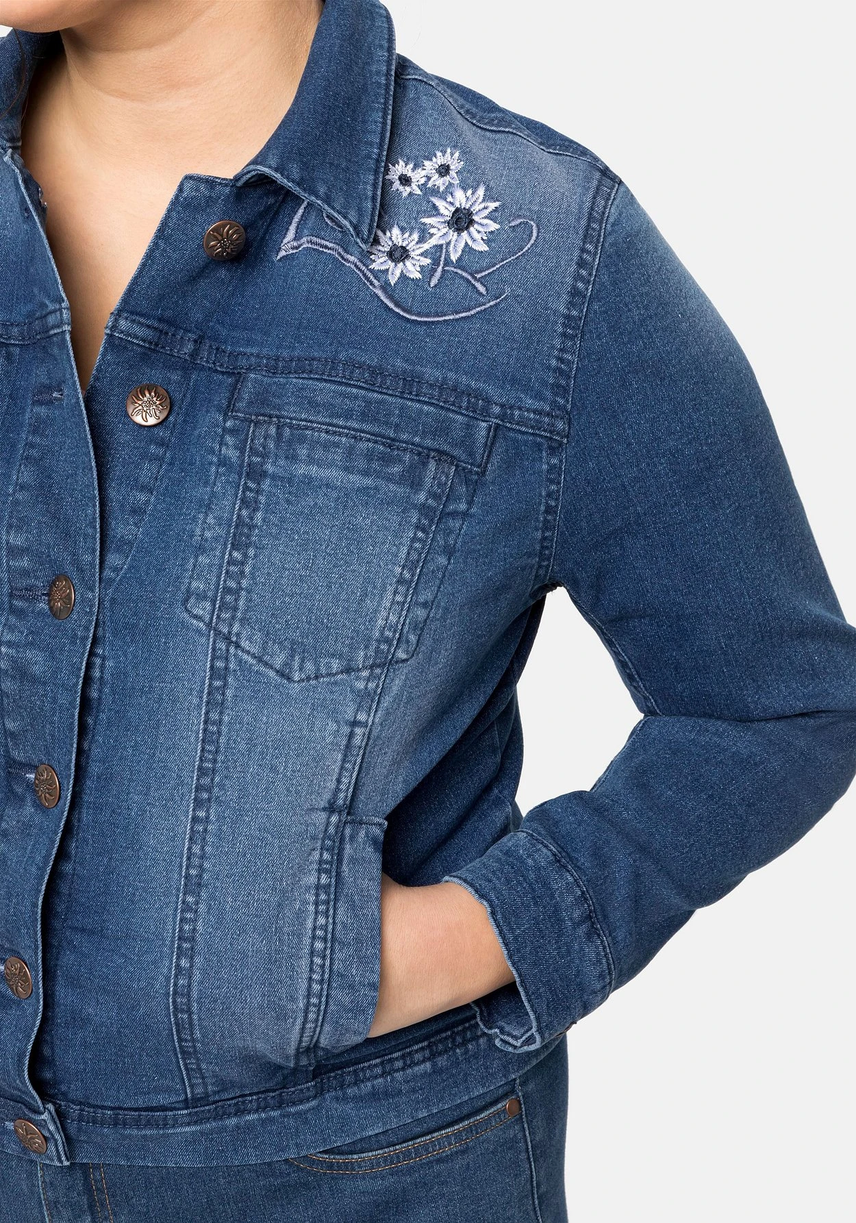 Sheego Kurze Jeansjacke Mit Trachten-Stickereien – Bild 5