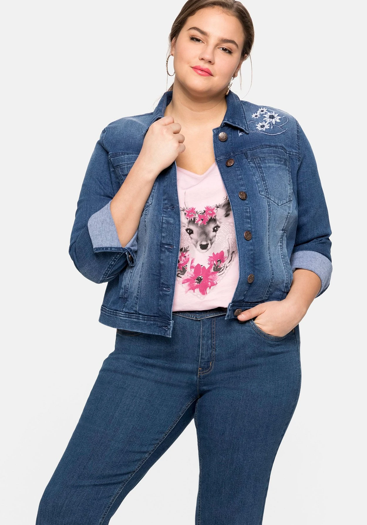 Sheego Kurze Jeansjacke Mit Trachten-Stickereien – Bild 6