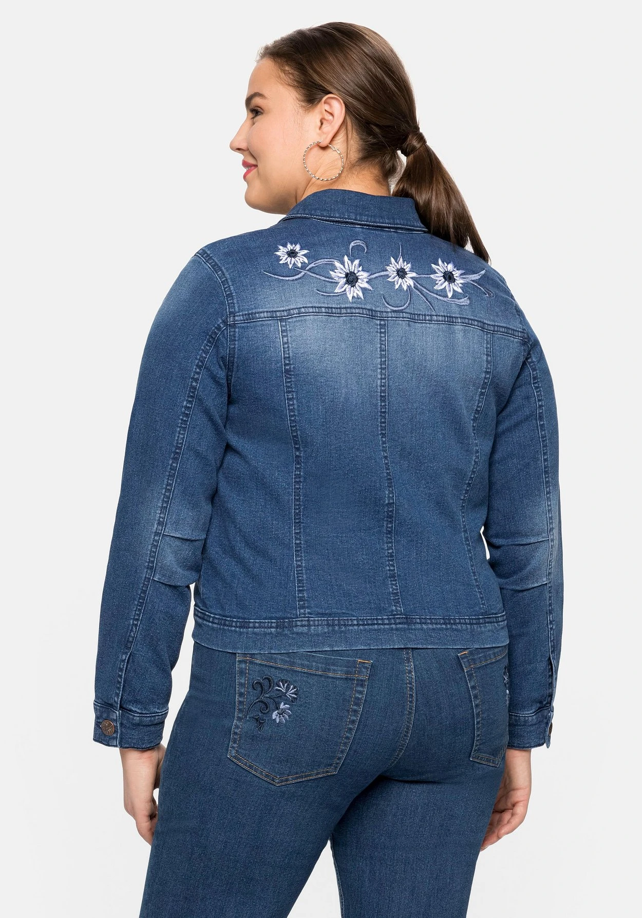 Sheego Kurze Jeansjacke Mit Trachten-Stickereien – Bild 2