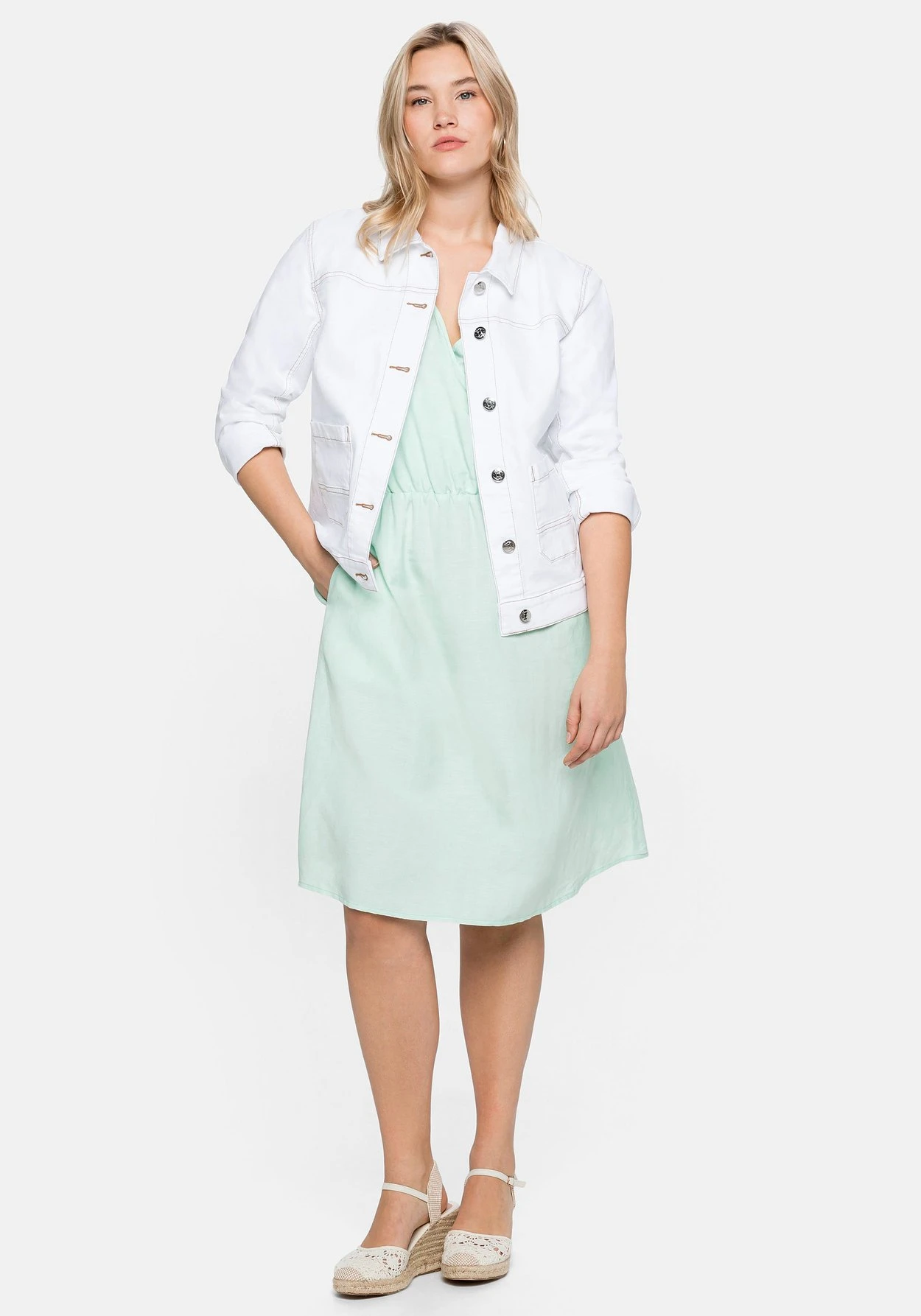 Sheego Jeansjacke Mit Kontrastnähten, In Verkürzter Form – Bild 4