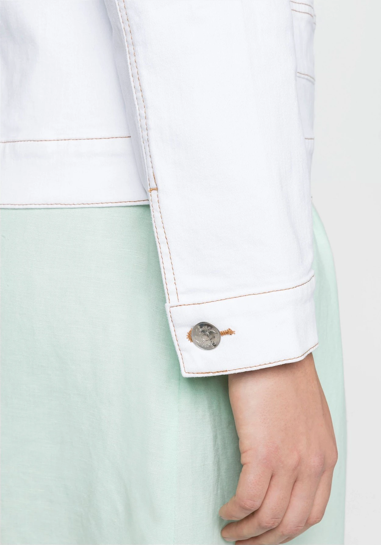 Sheego Jeansjacke Mit Kontrastnähten, In Verkürzter Form – Bild 5