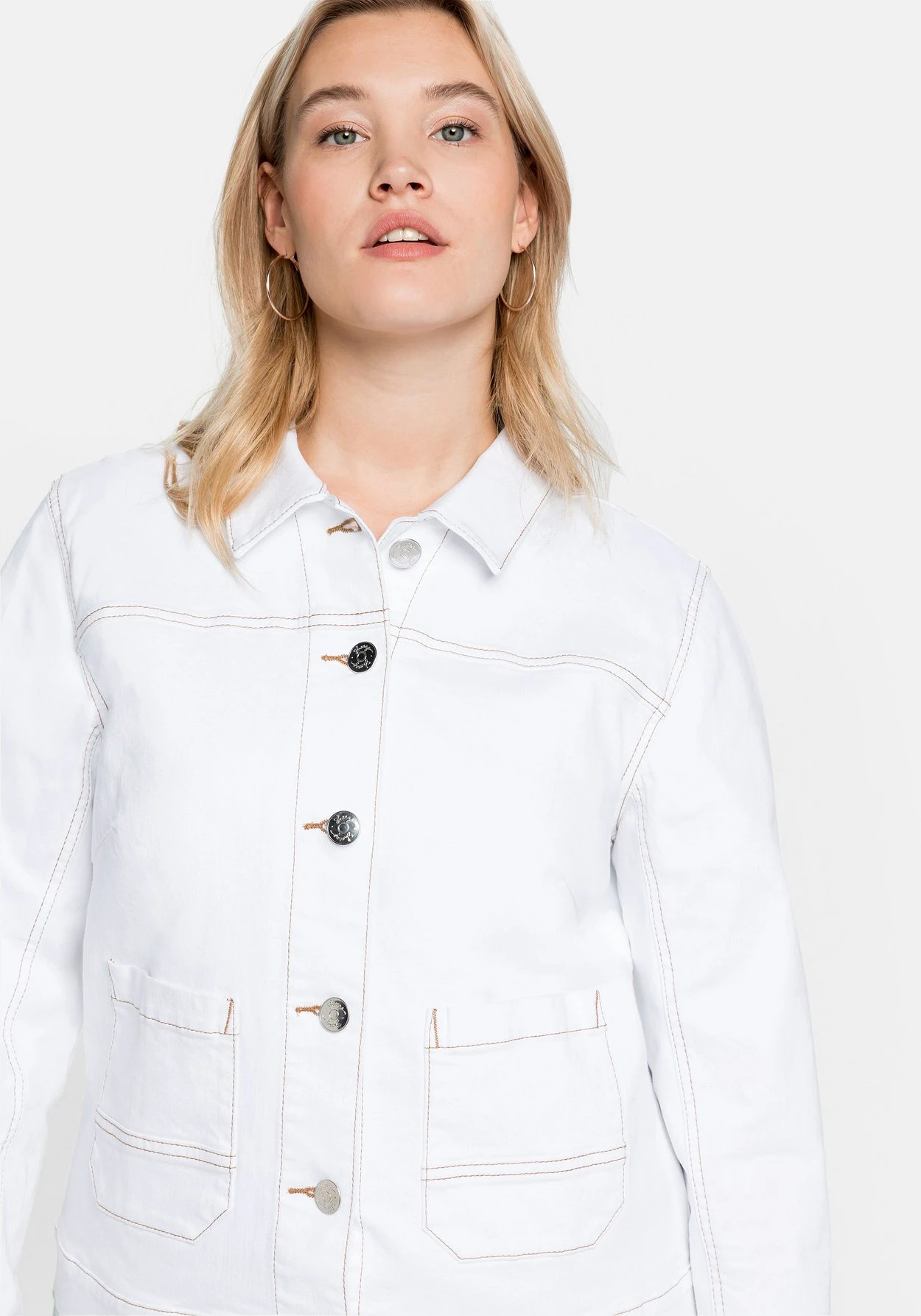 Sheego Jeansjacke Mit Kontrastnähten, In Verkürzter Form – Bild 6