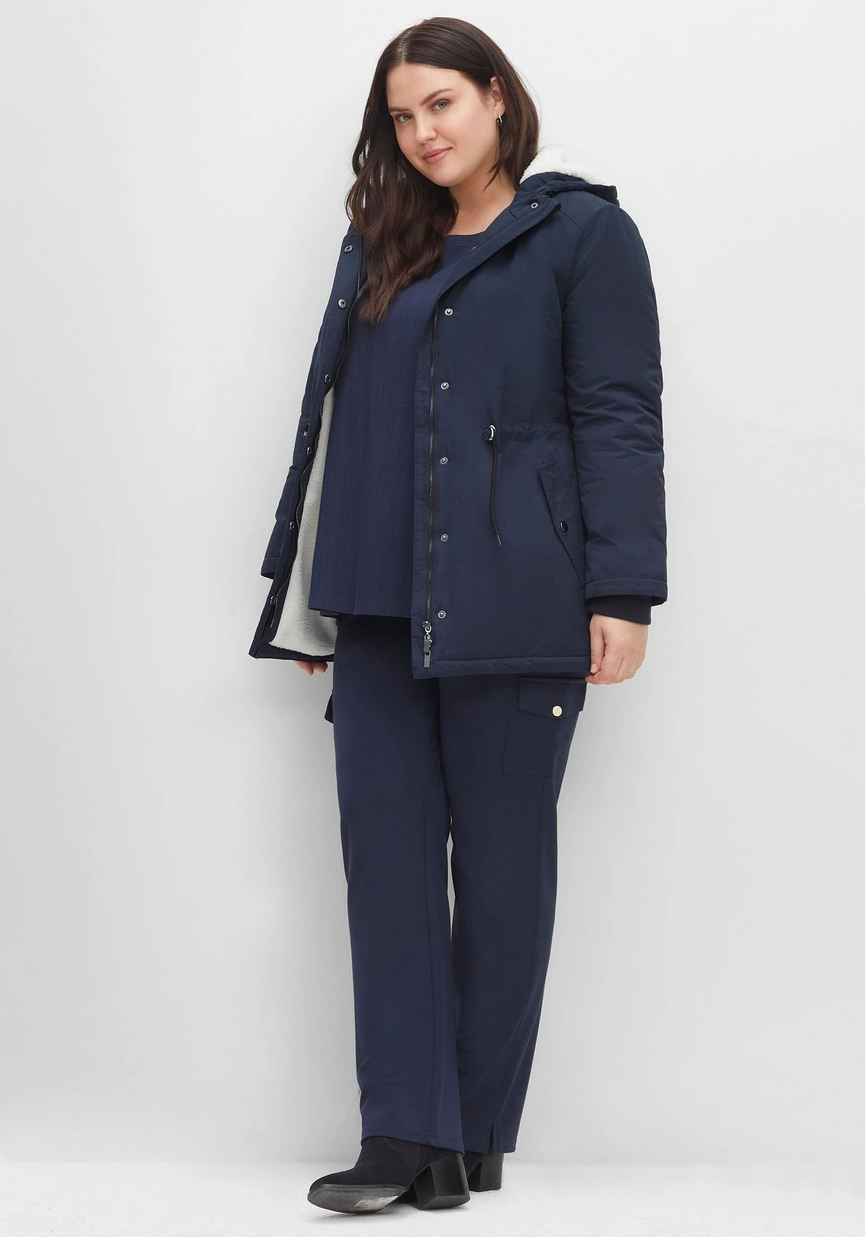 Sheego Longparka Mit Teddyfutter Und Taillen-Tunnelzug – Bild 4