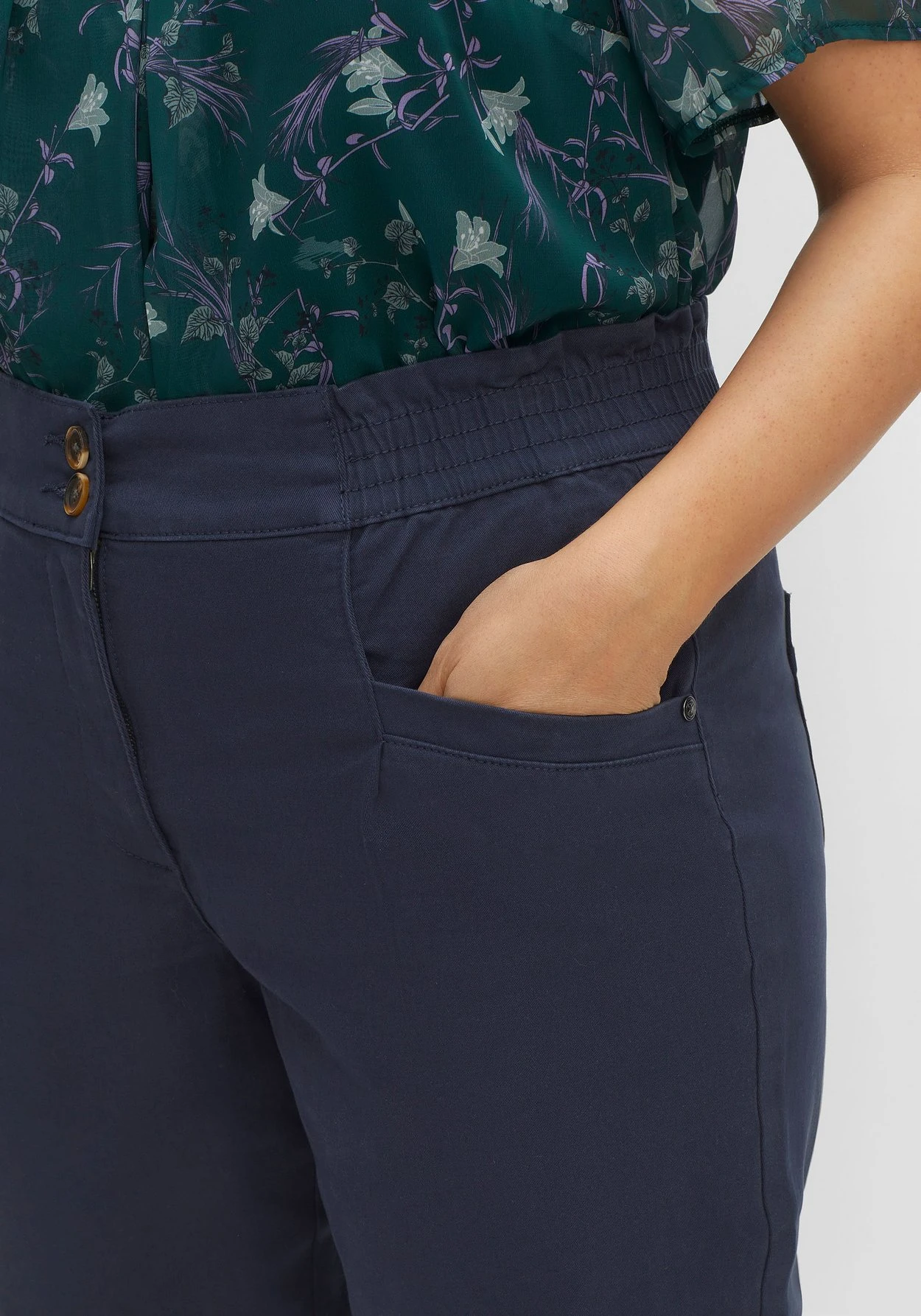 Sheego Chinohose Aus Twill, Mit High-Waist-Bund – Bild 7