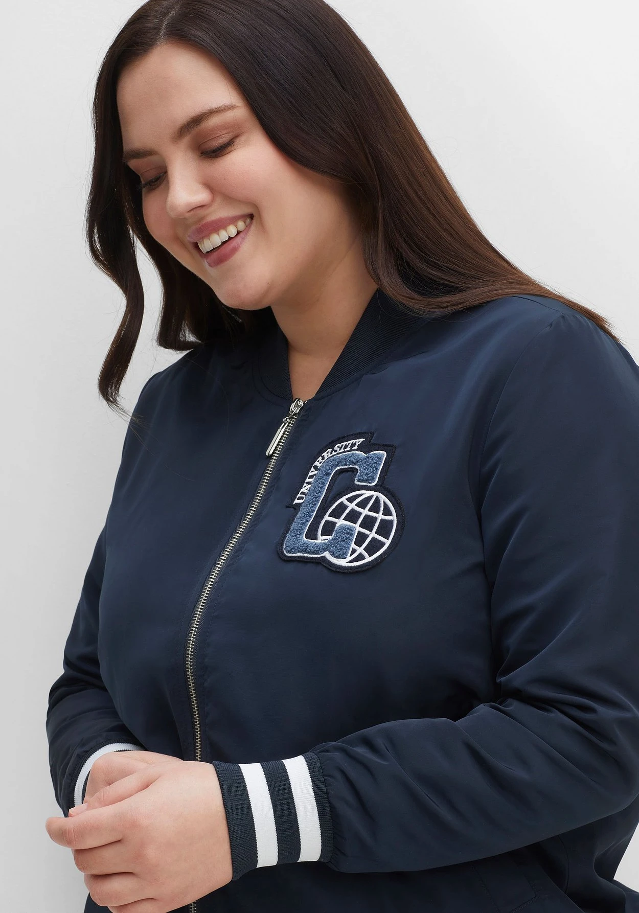 Sheego Blouson Im College-Look Mit Brust-Patch Und Ringeln – Bild 5