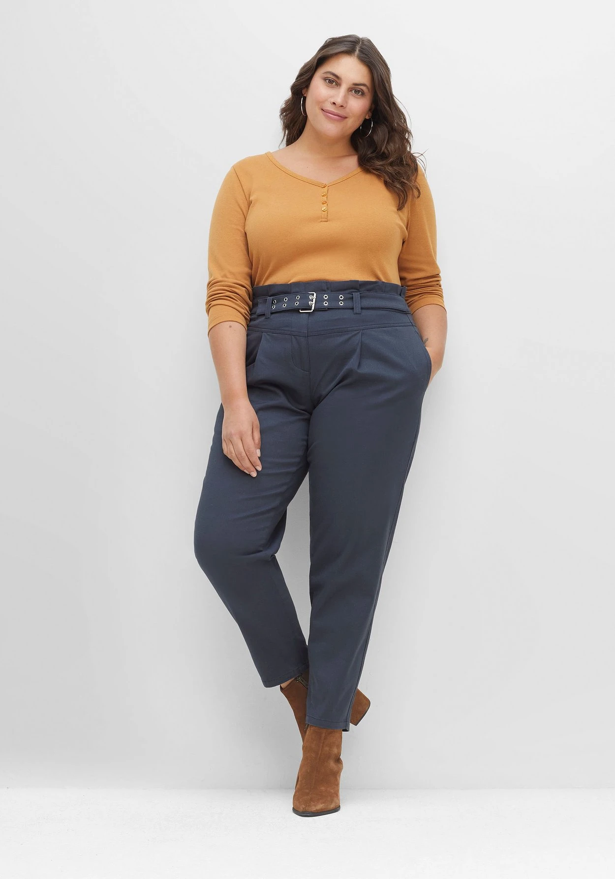 Sheego Hose Im Mom-Fit, Mit Paperbagbund Und Gürtel – Bild 5