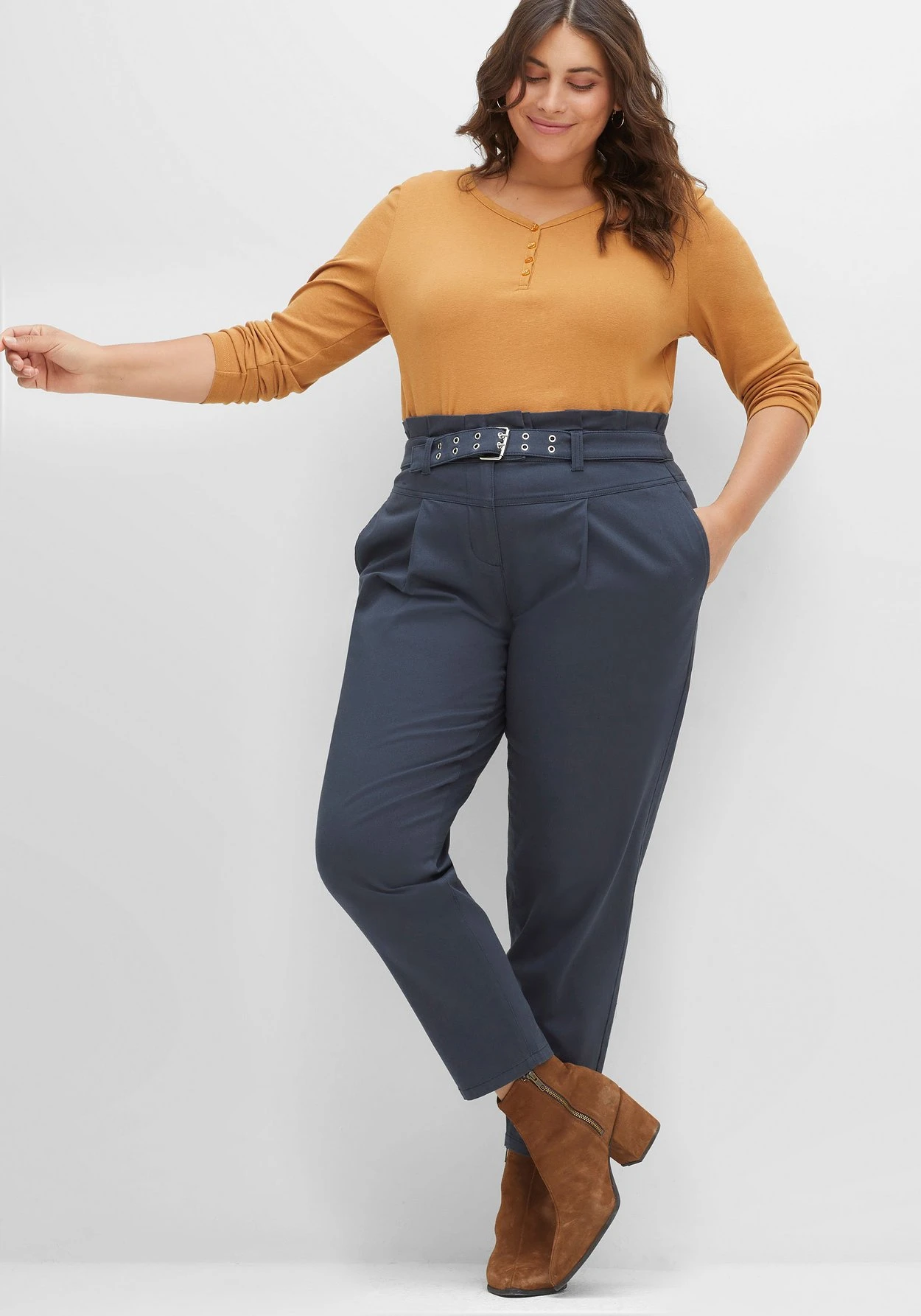 Sheego Hose Im Mom-Fit, Mit Paperbagbund Und Gürtel – Bild 8