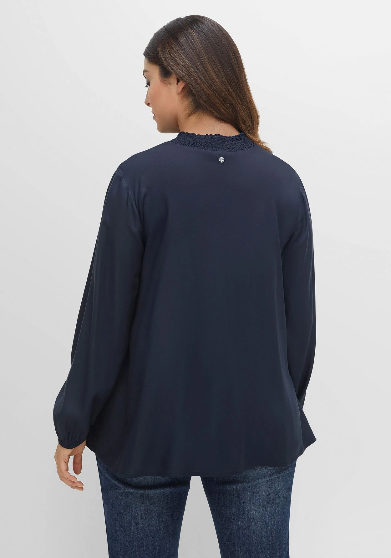 Sheego Bluse Mit Smok- Ausschnitt Und Lochmusterdetails – Bild 2