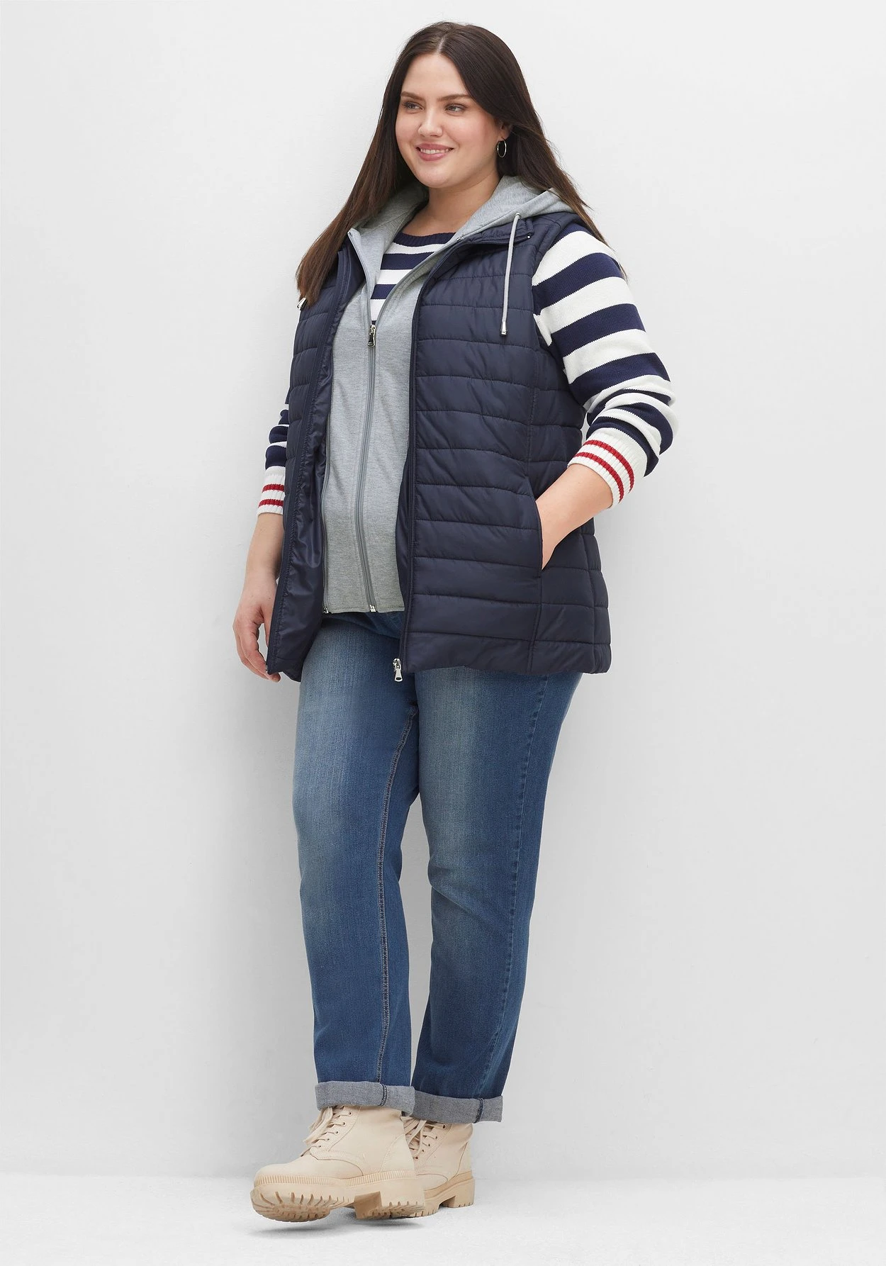 Sheego Steppweste In 2-in-1-Optik, Mit Einsatz Aus Sweat – Bild 4