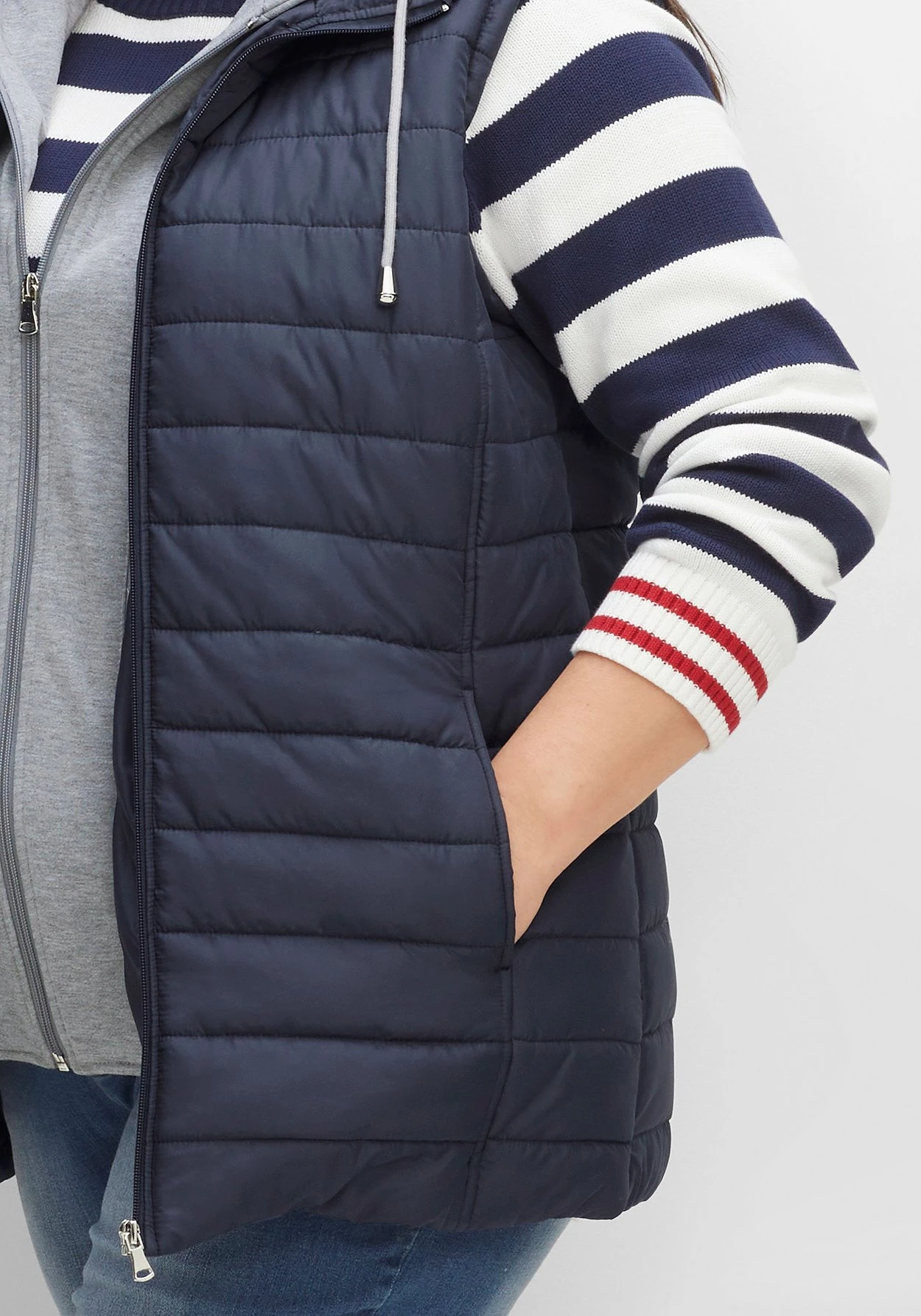 Sheego Steppweste In 2-in-1-Optik, Mit Einsatz Aus Sweat – Bild 5