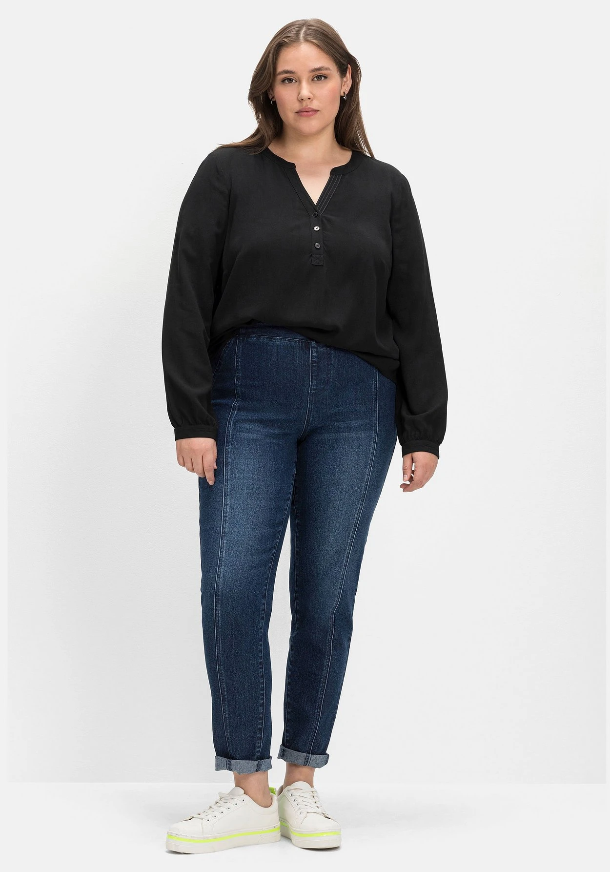 Sheego Tunika Mit V-Ausschnitt Und Kurzer Knopfleiste – Bild 4