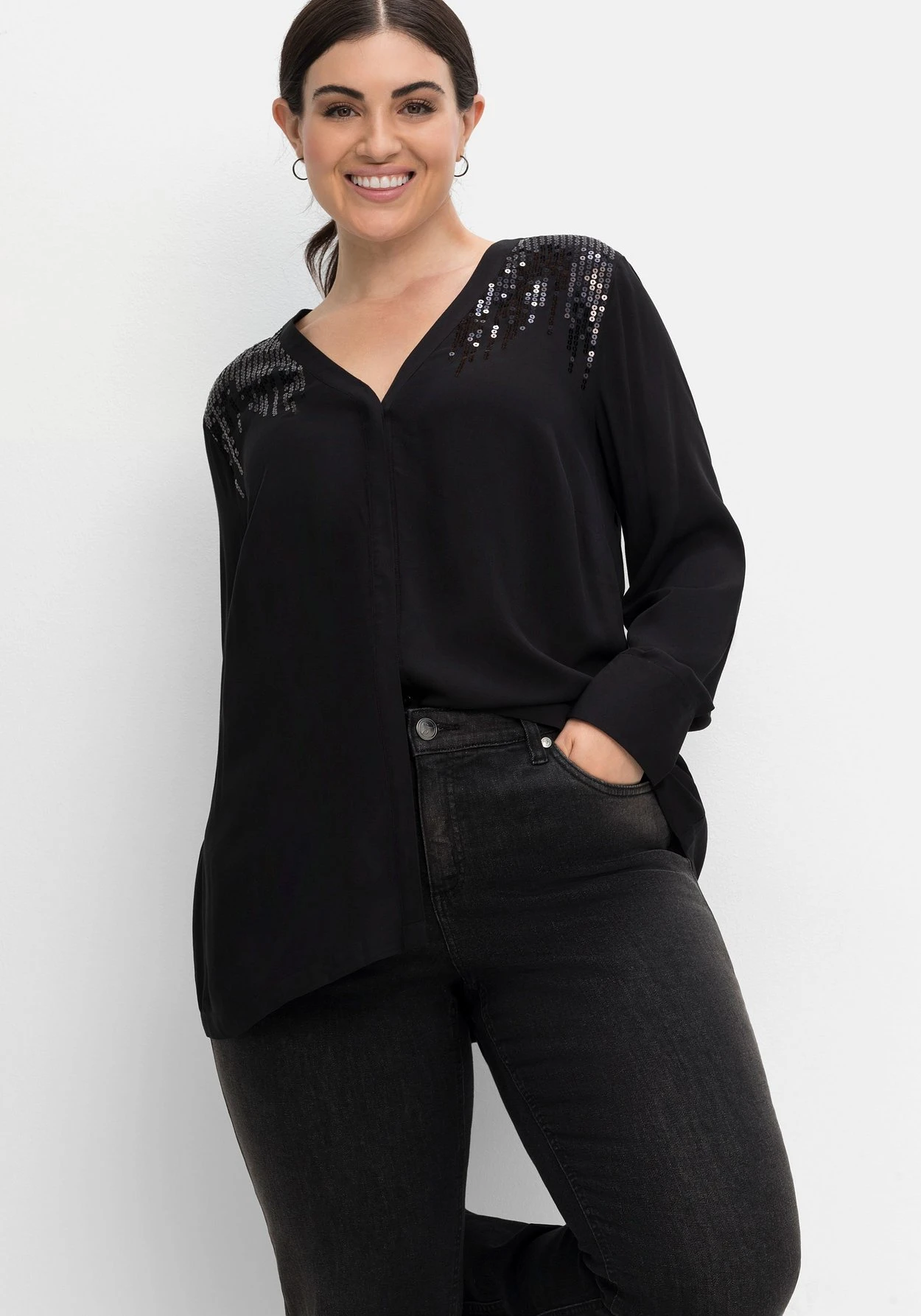 Sheego Bluse Mit V-Ausschnitt Und Pailletten – Bild 6