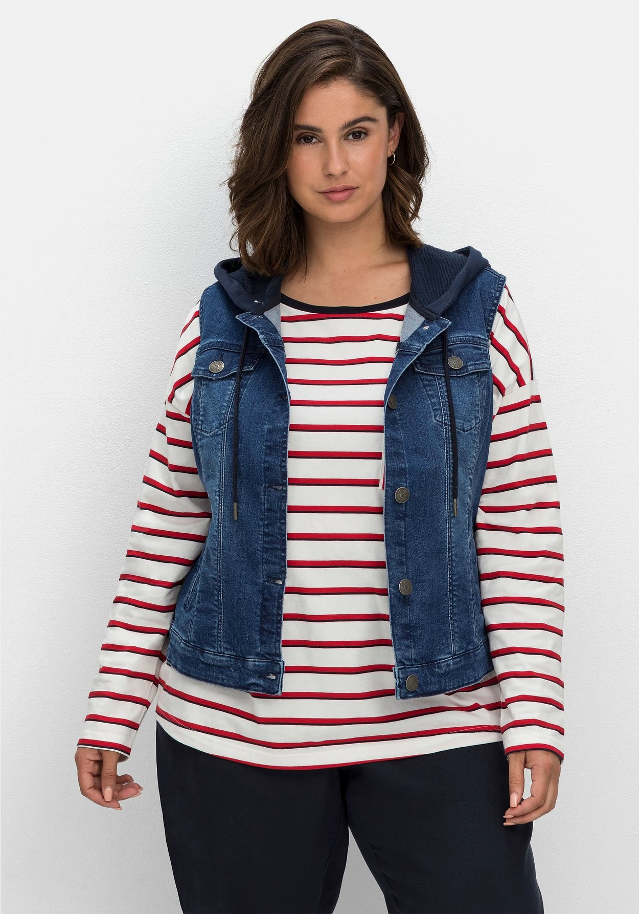 Sheego Kurze Jeansweste Mit Sweatkapuze, In Taillierter Form