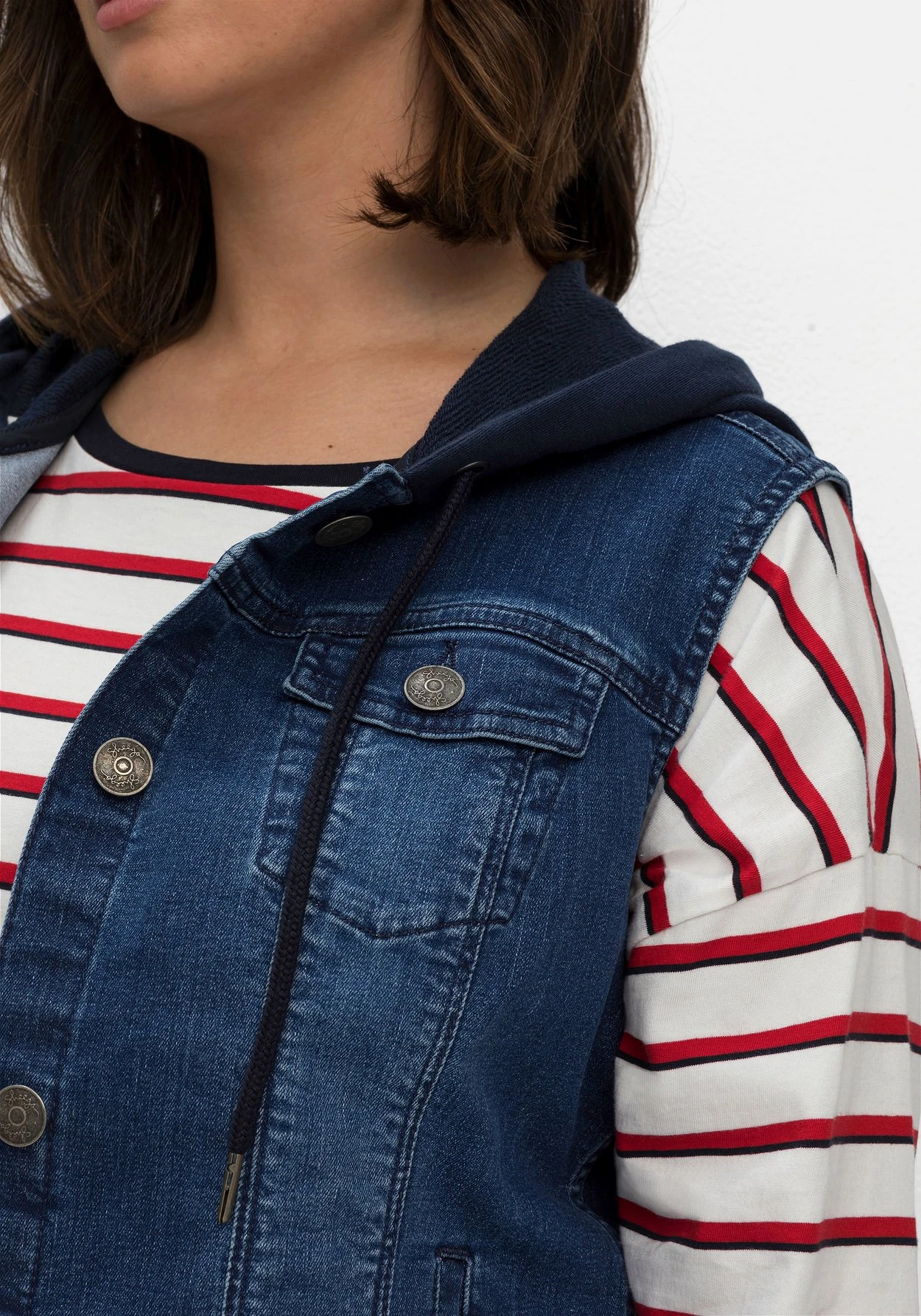 Sheego Kurze Jeansweste Mit Sweatkapuze, In Taillierter Form – Bild 5