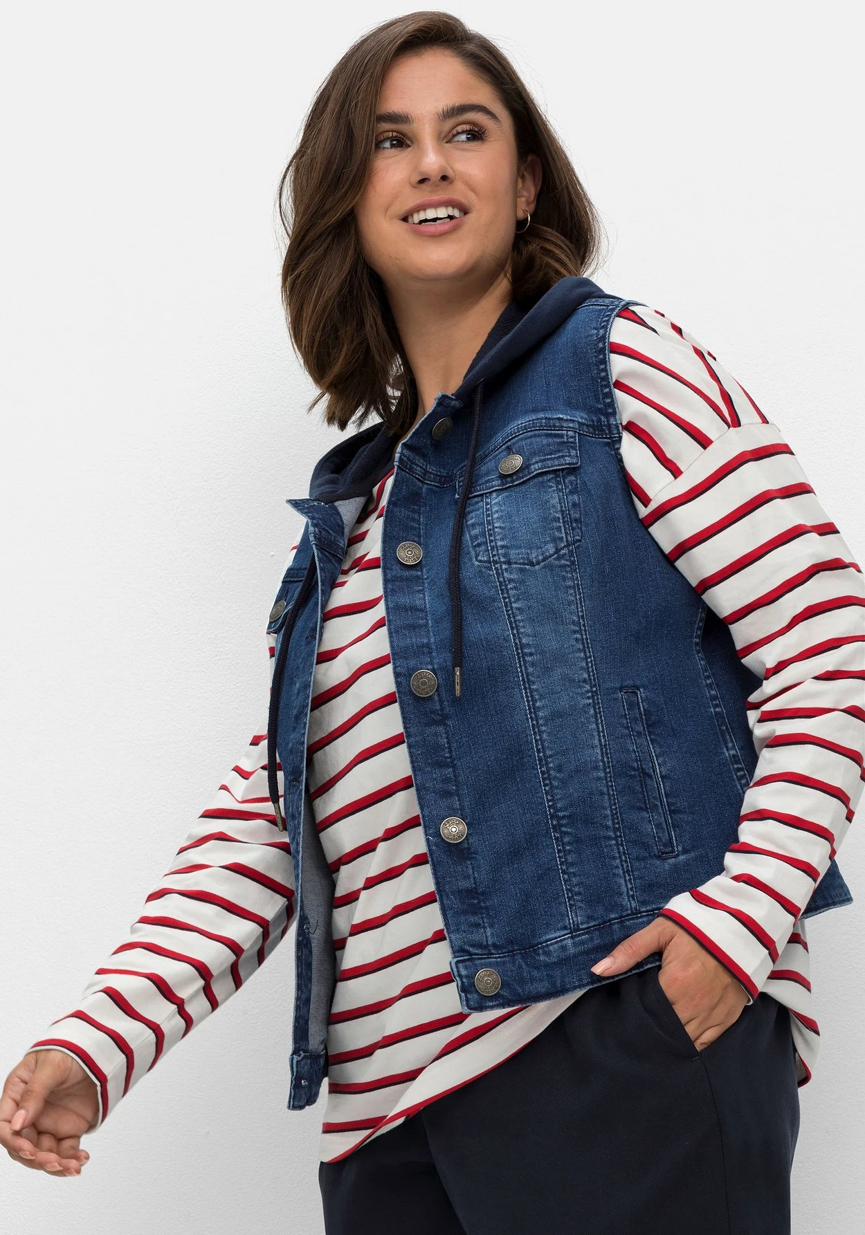 Sheego Kurze Jeansweste Mit Sweatkapuze, In Taillierter Form – Bild 6