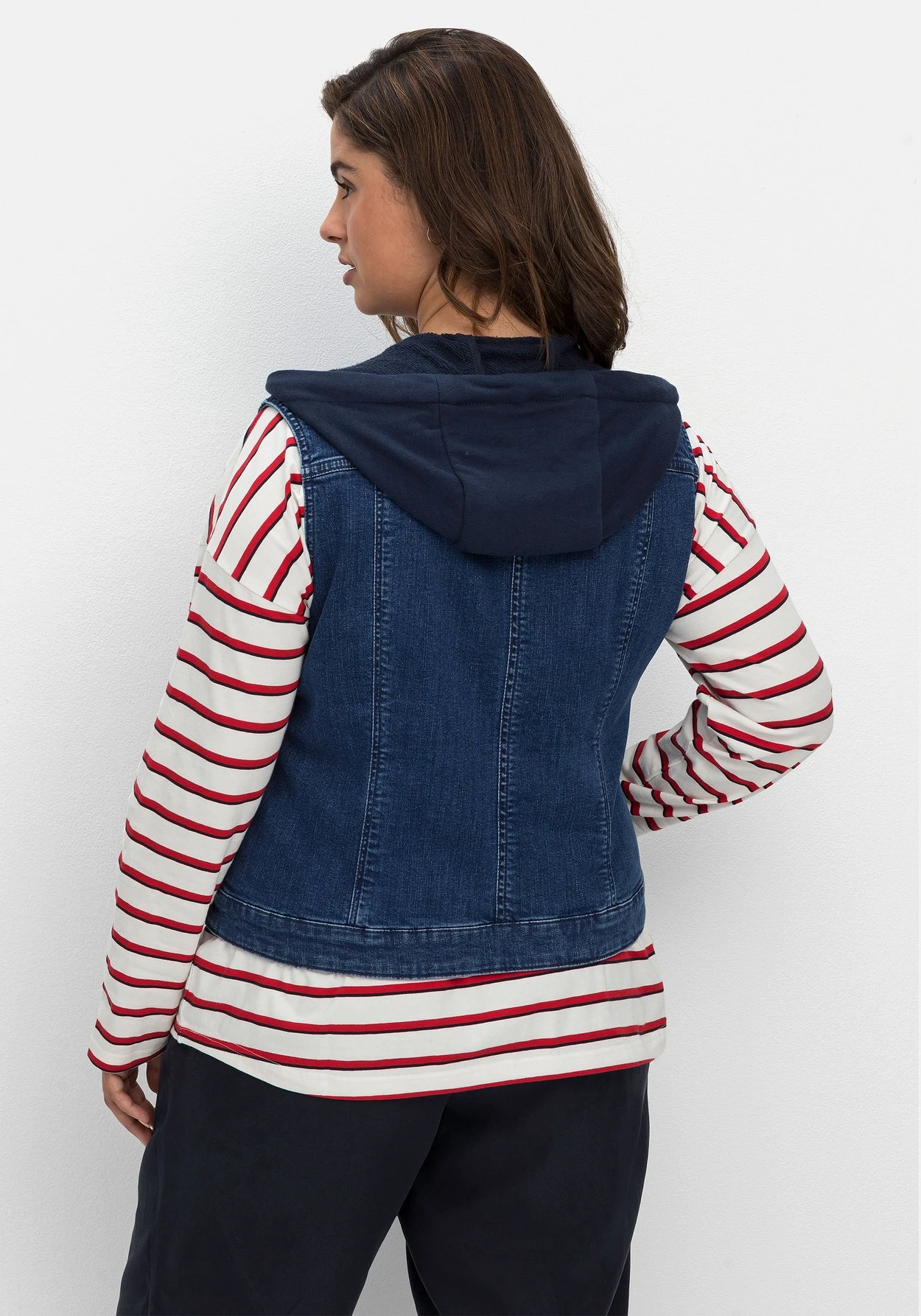 Sheego Kurze Jeansweste Mit Sweatkapuze, In Taillierter Form – Bild 2