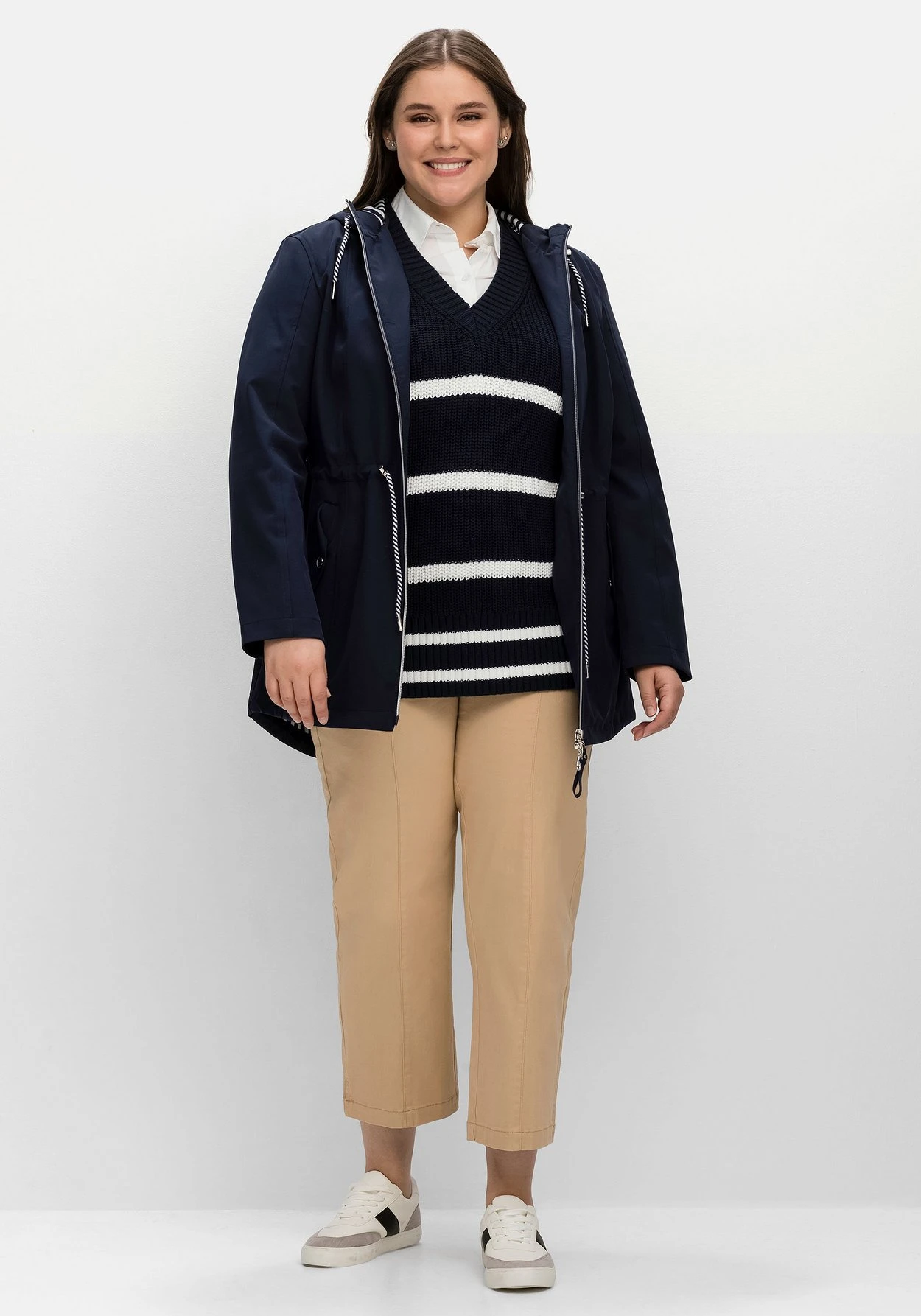 Sheego Softshell-Parka Mit Gestreifter Innenseite – Bild 4