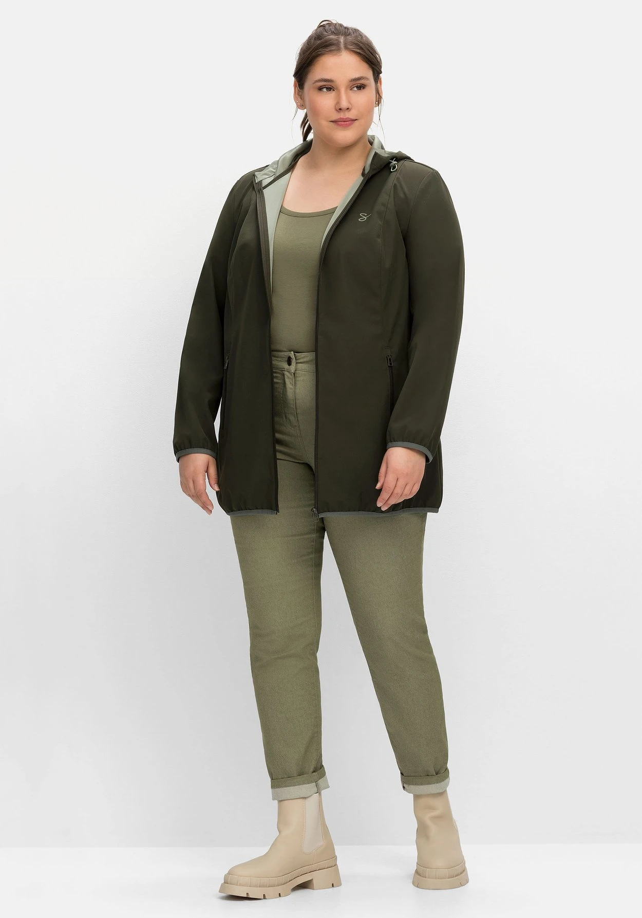 Sheego Softshelljacke Mit Kapuze Und Kontrastdetails – Bild 4