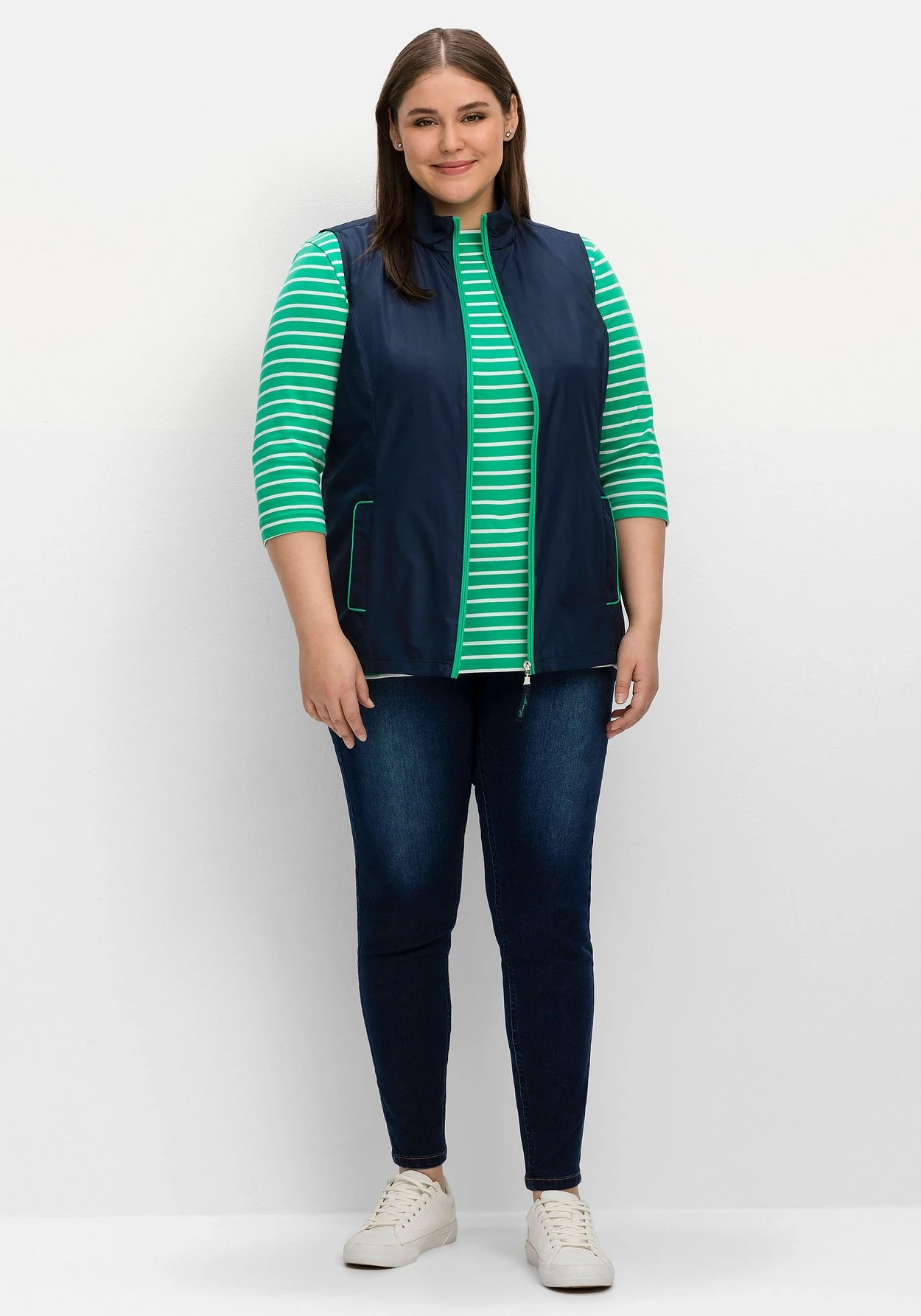 Sheego Weste Mit Stehkragen Und Kontrastdetails – Bild 4