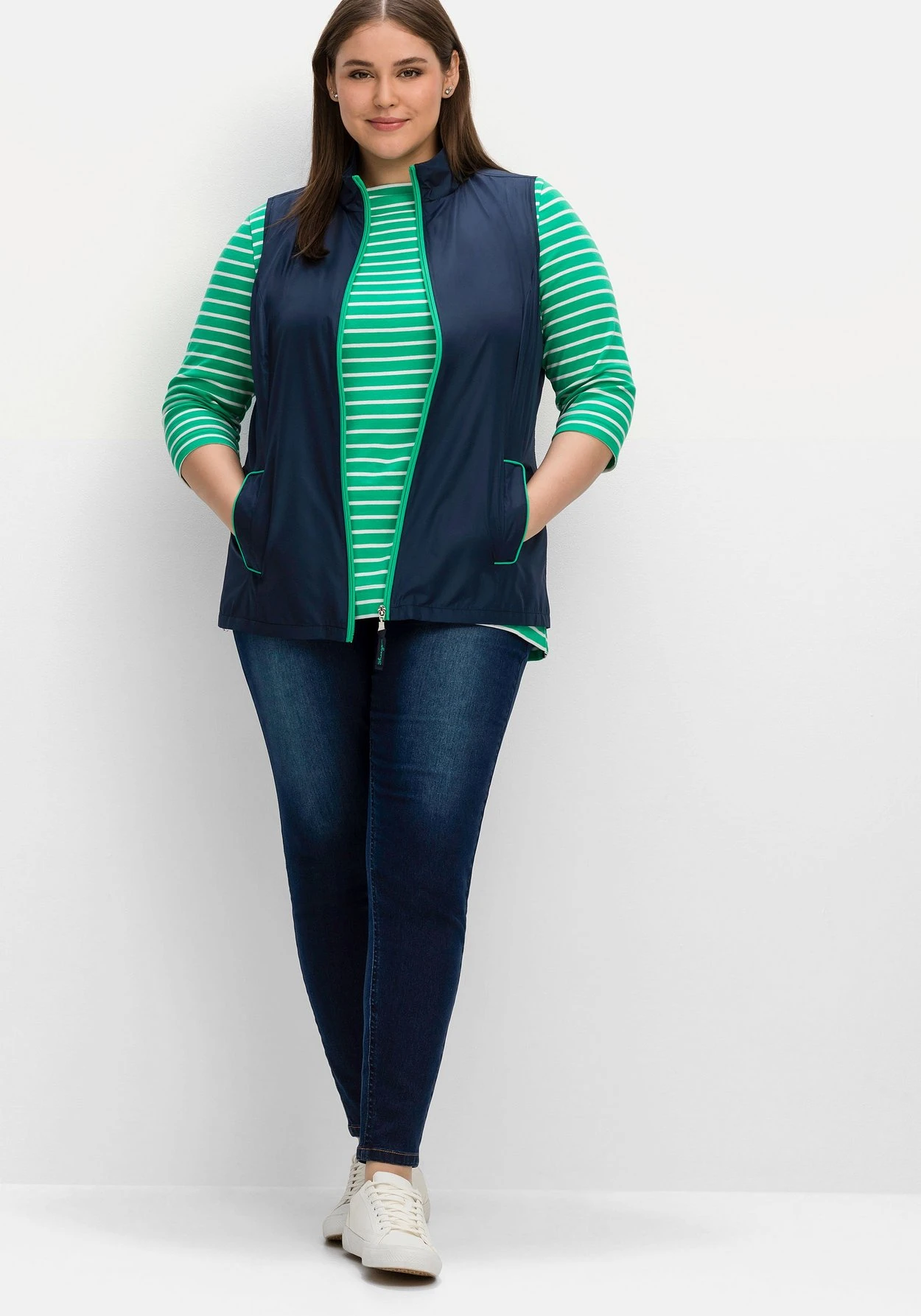 Sheego Weste Mit Stehkragen Und Kontrastdetails