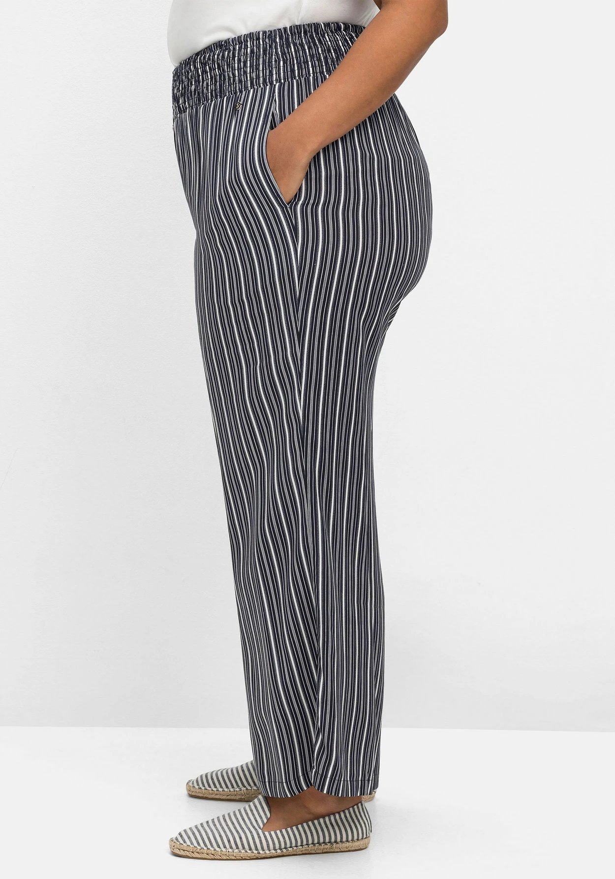 Sheego Gestreifte Strandhose Mit Weitem Bein – Bild 2
