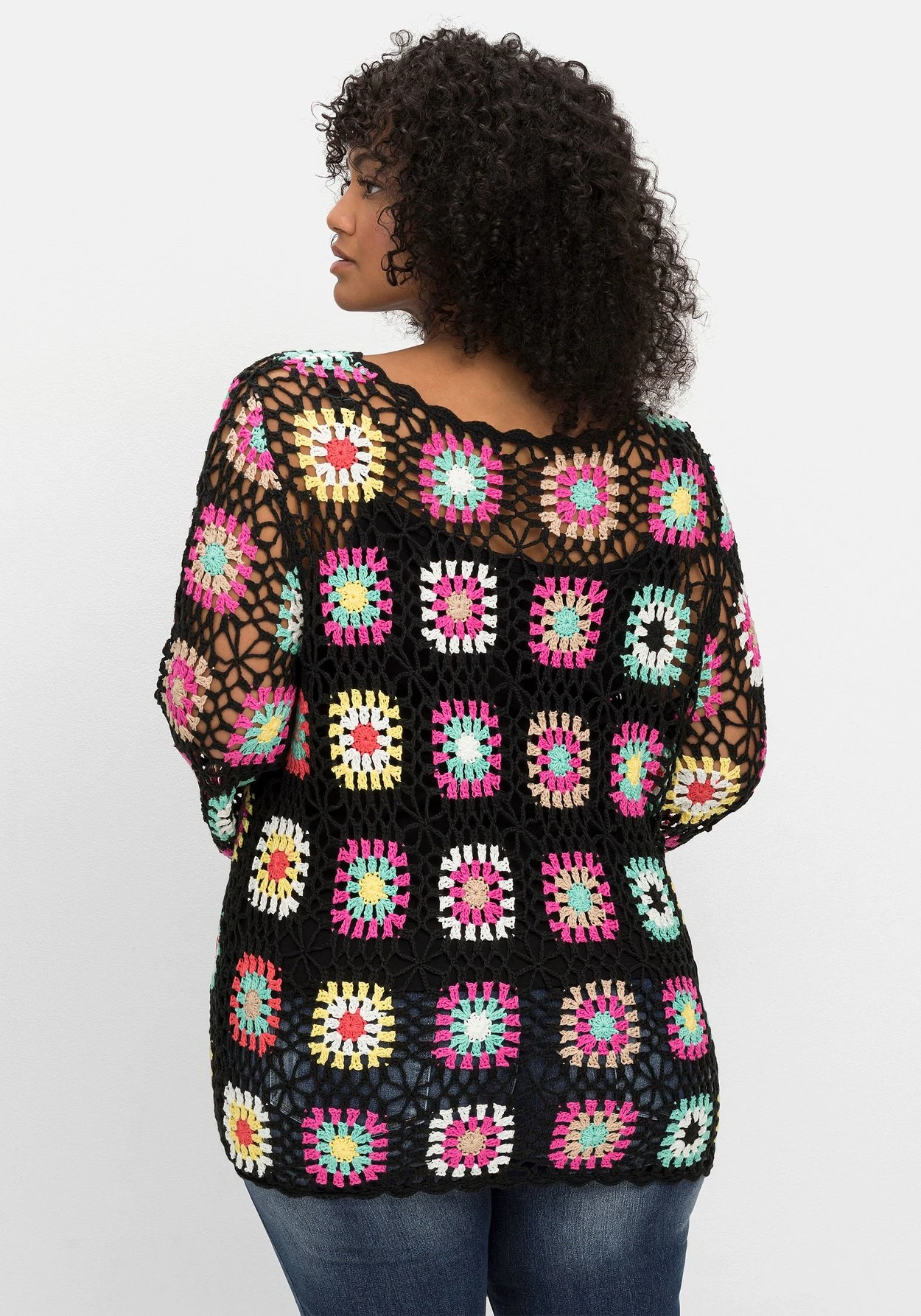 Handgearbeiteter Häkelpullover Im Crochet-Muster – Bild 2