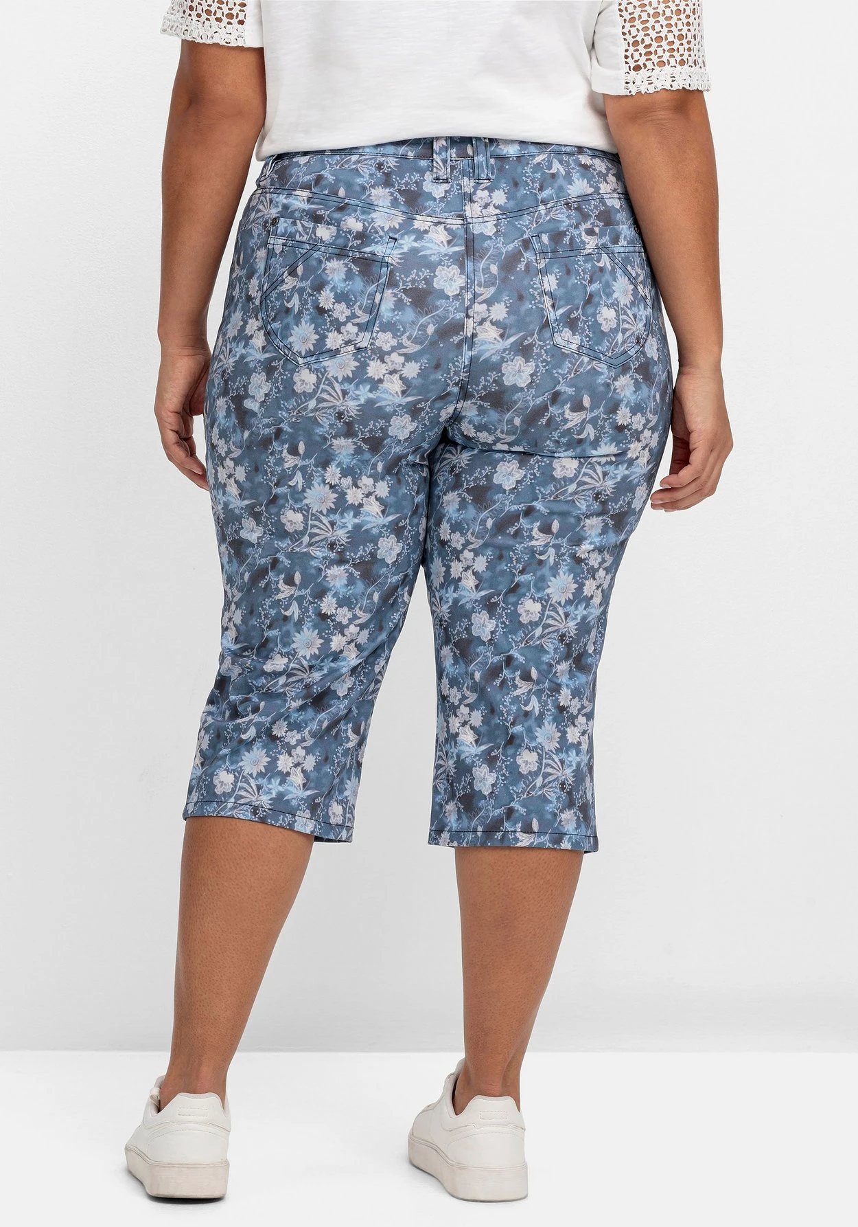 Sheego Caprihose Mit Floralem Alloverdruck – Bild 3