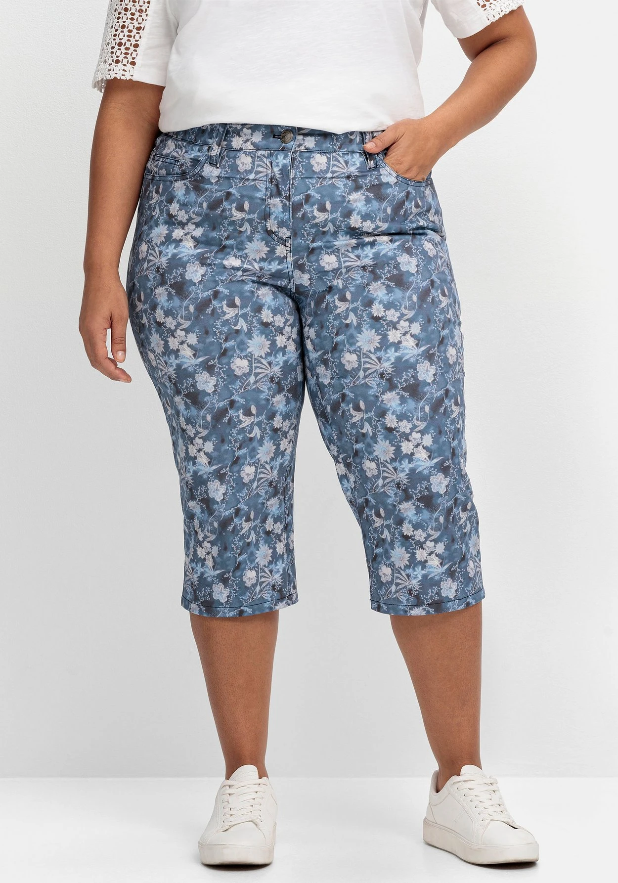 Sheego Caprihose Mit Floralem Alloverdruck – Bild 6