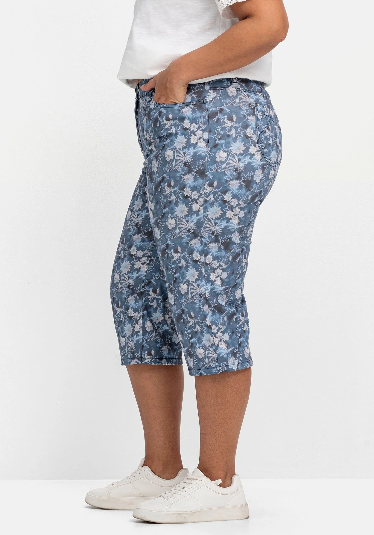 Sheego Caprihose Mit Floralem Alloverdruck – Bild 2