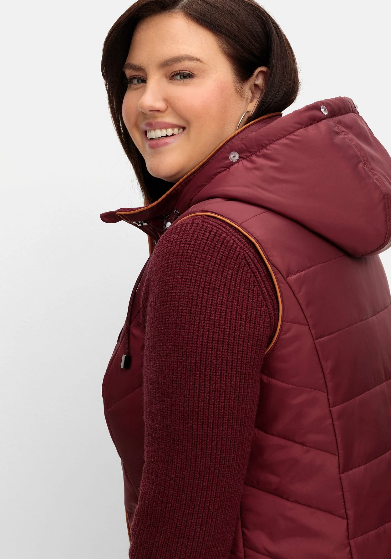 Sheego Steppweste Mit Abnehmbarer Fellimitat-Kapuze – Bild 6