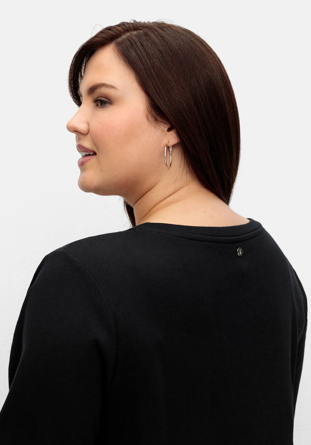 Sheego Sweatshirt Mit Taschen Und Tiefem Rundhalsausschnitt – Bild 5