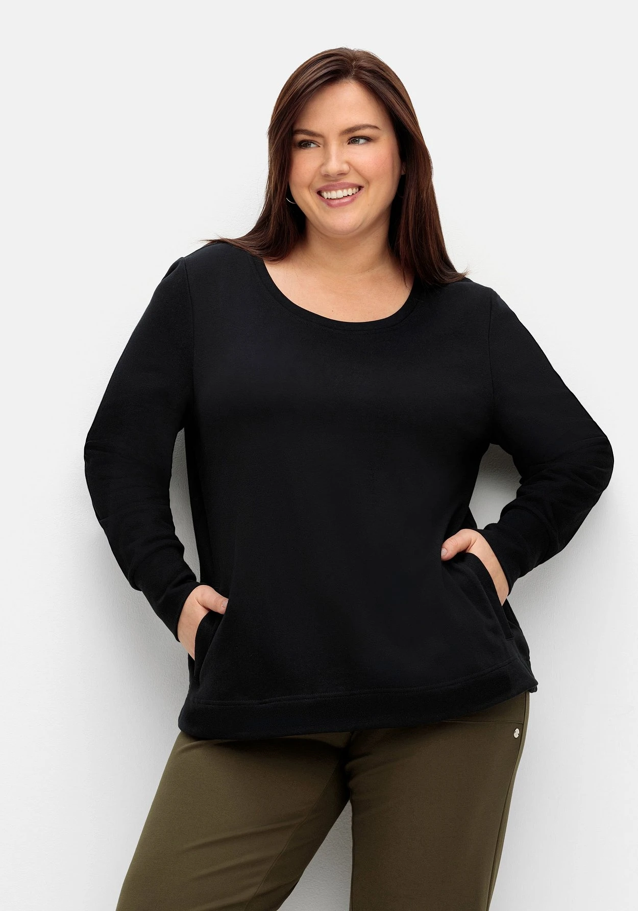 Sheego Sweatshirt Mit Taschen Und Tiefem Rundhalsausschnitt – Bild 6