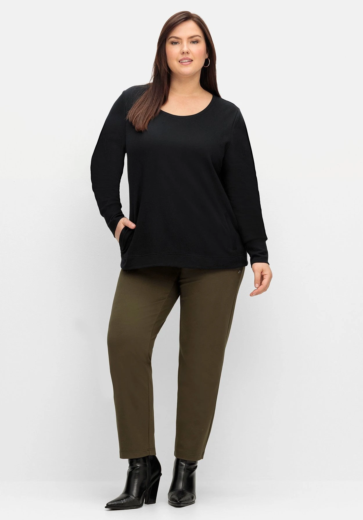 Sheego Sweatshirt Mit Taschen Und Tiefem Rundhalsausschnitt – Bild 4