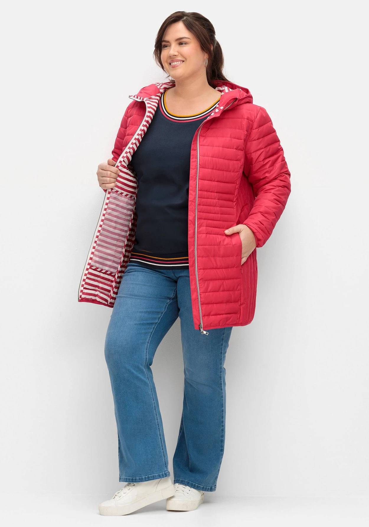 Sheego Leicht Wattierte Longsteppjacke Mit Kapuze – Bild 4