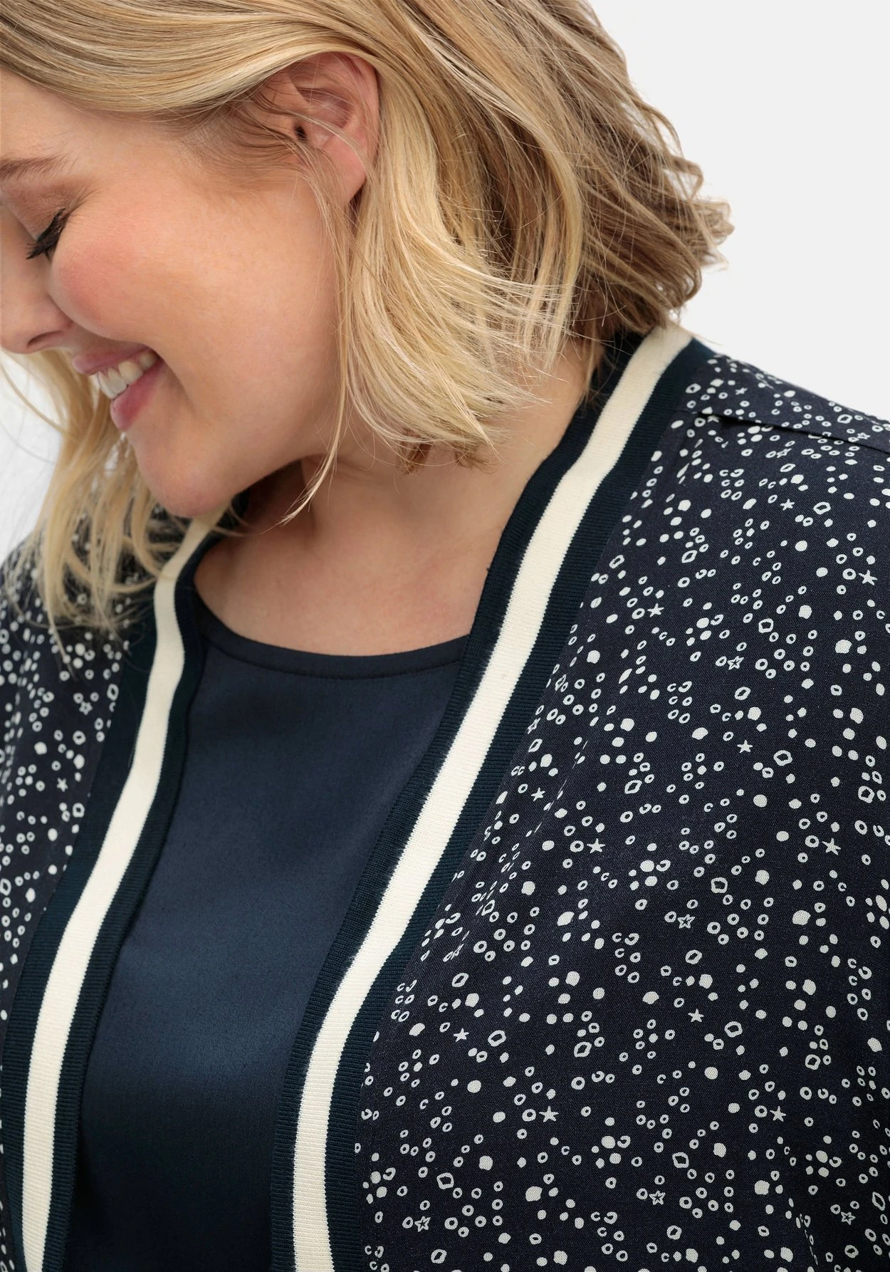 Sheego Verschlusslose Blousonjacke Mit Minimalprint – Bild 5