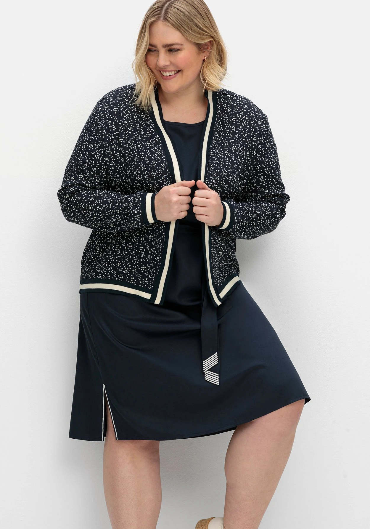 Sheego Verschlusslose Blousonjacke Mit Minimalprint – Bild 6