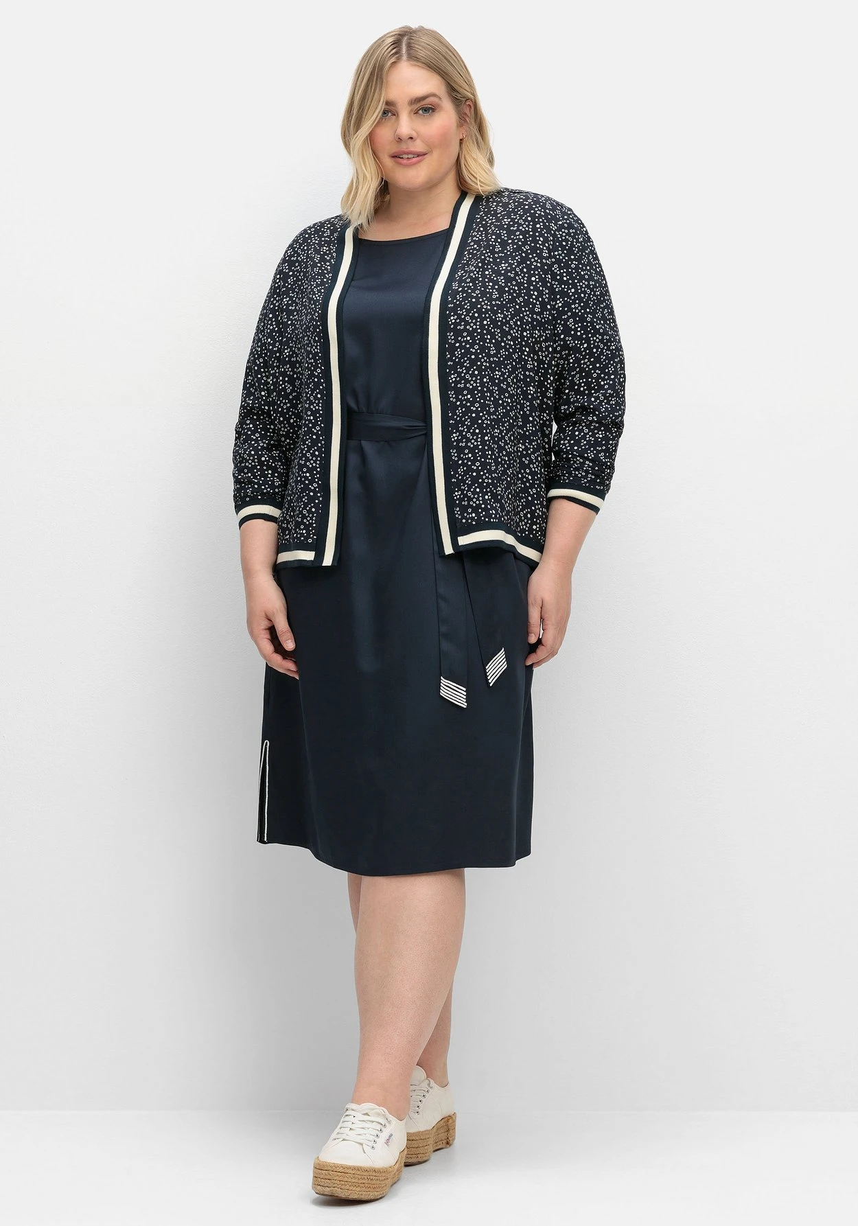 Sheego Verschlusslose Blousonjacke Mit Minimalprint – Bild 4